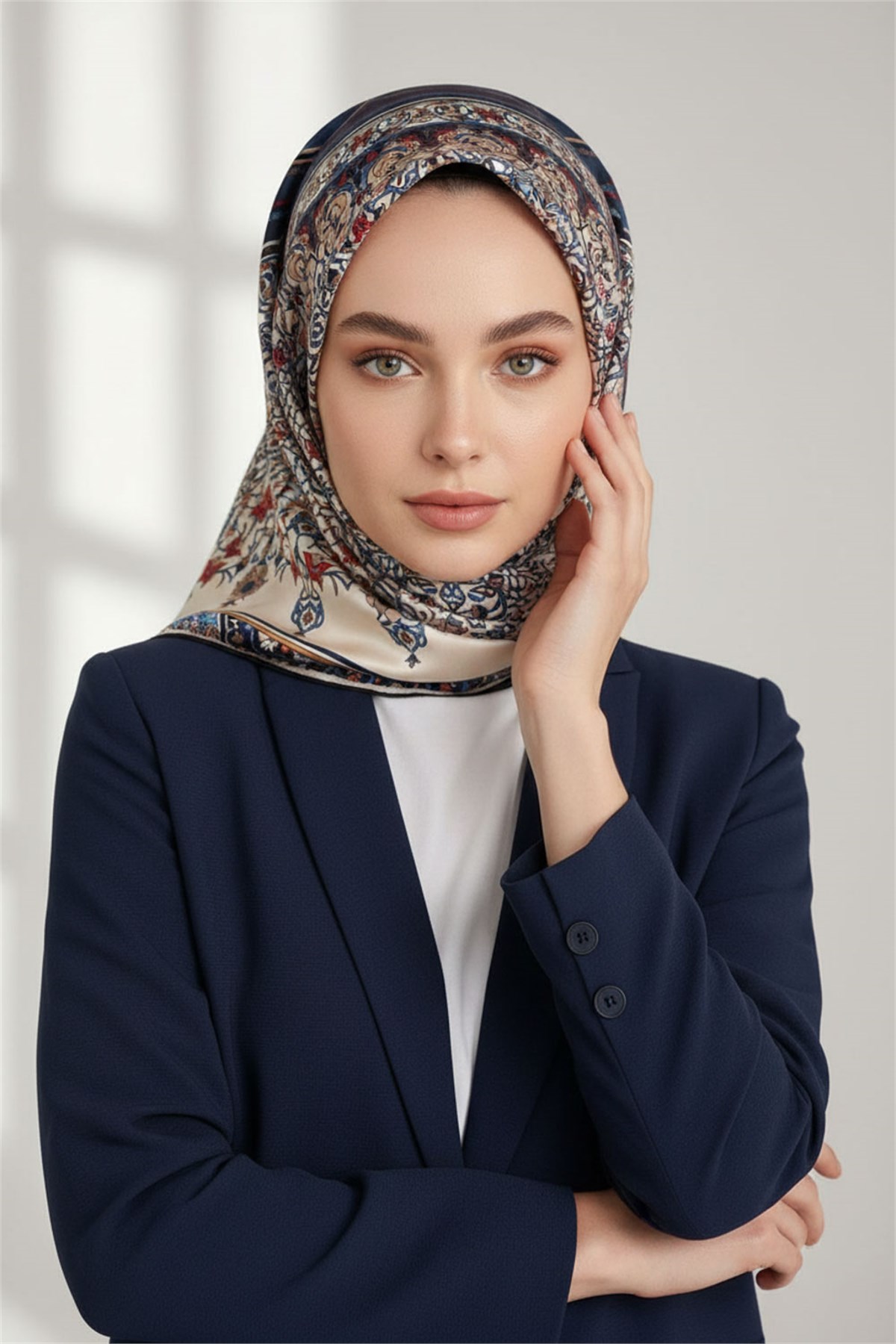 %100 Twill İpek Şal Desenli Lacivert Renkli 90x90 Eşarp Dikim Şekli : El Dikişi