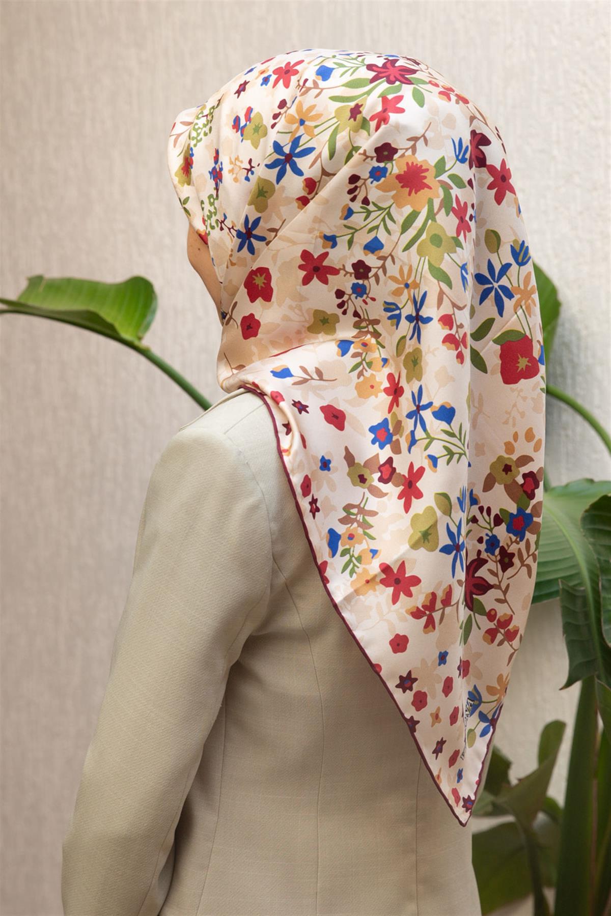 %100 Twill İpek Çıtır Çiçek Desenli Krem - Bordo Renkli 90x90 Eşarp Dikim Şekli : El Dikişi