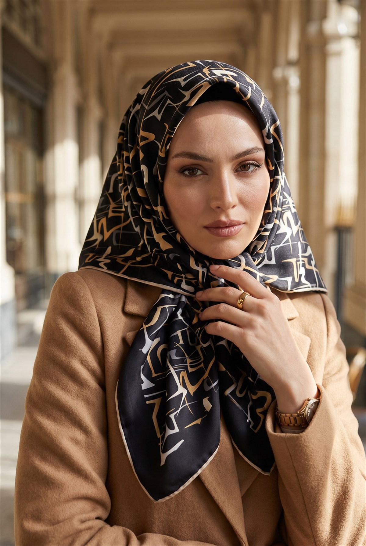 %100 Twill İpek Soyut Geometrik Desenli Gold - Gri Renkli 90x90 Eşarp Dikim Şekli : El Dikişi