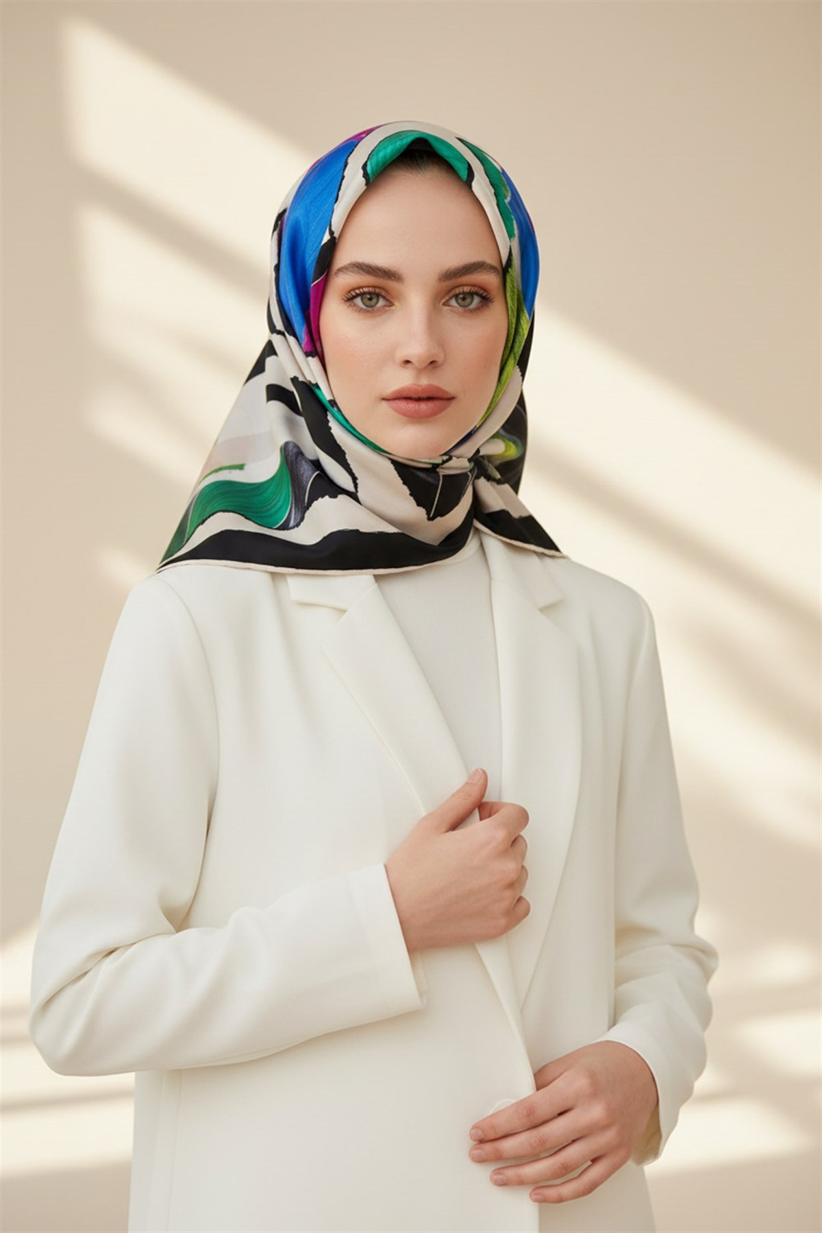 %100 Twill İpek Geometrik Desenli Fuşya - Saks Renkli 90x90 Eşarp Dikim Şekli : El Dikişi