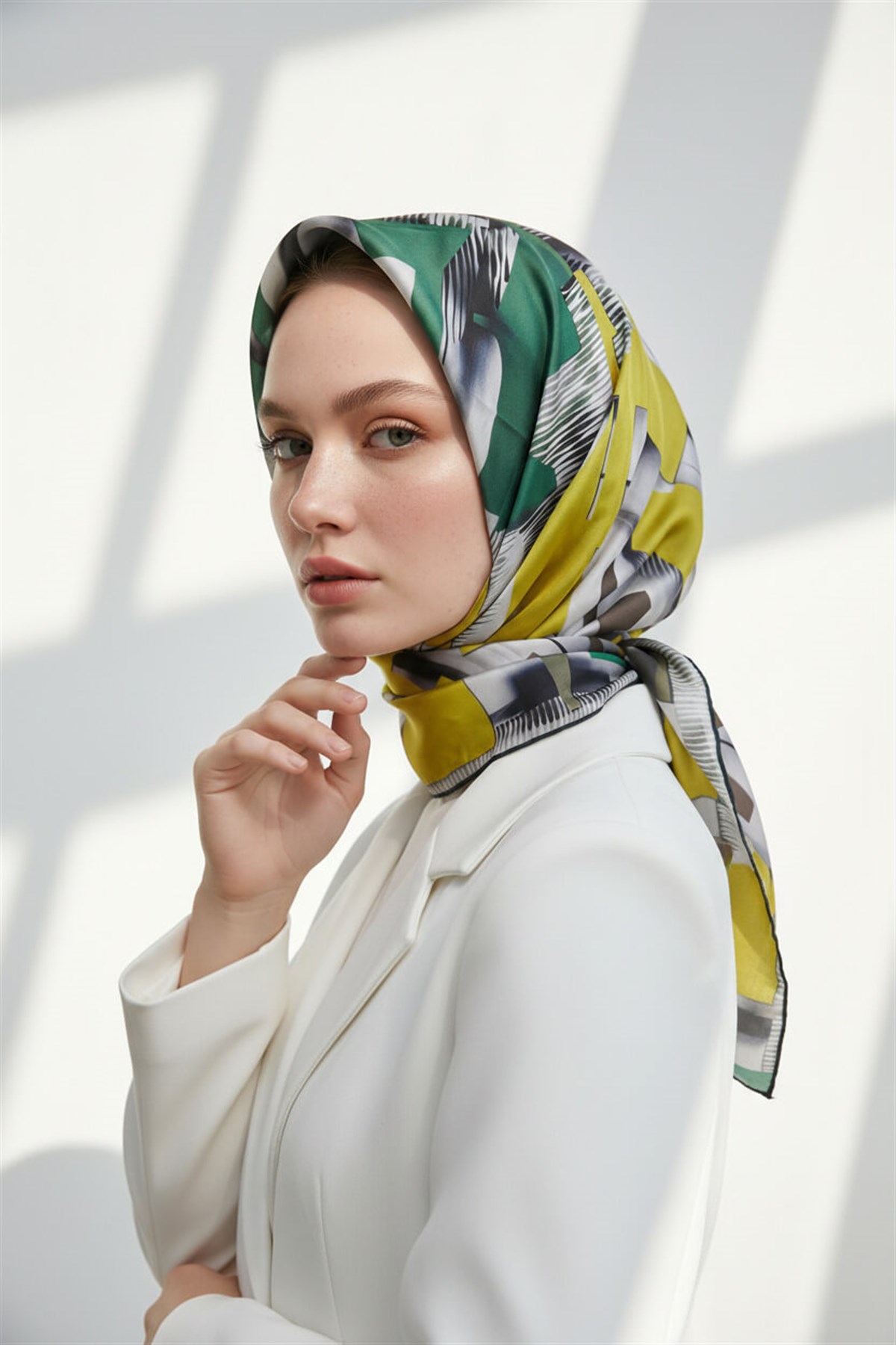%100 Twill İpek Geometrik Desenli Sarı - Benetton Yeşili Renkli 90x90 Eşarp Dikim Şekli : El Dikişi