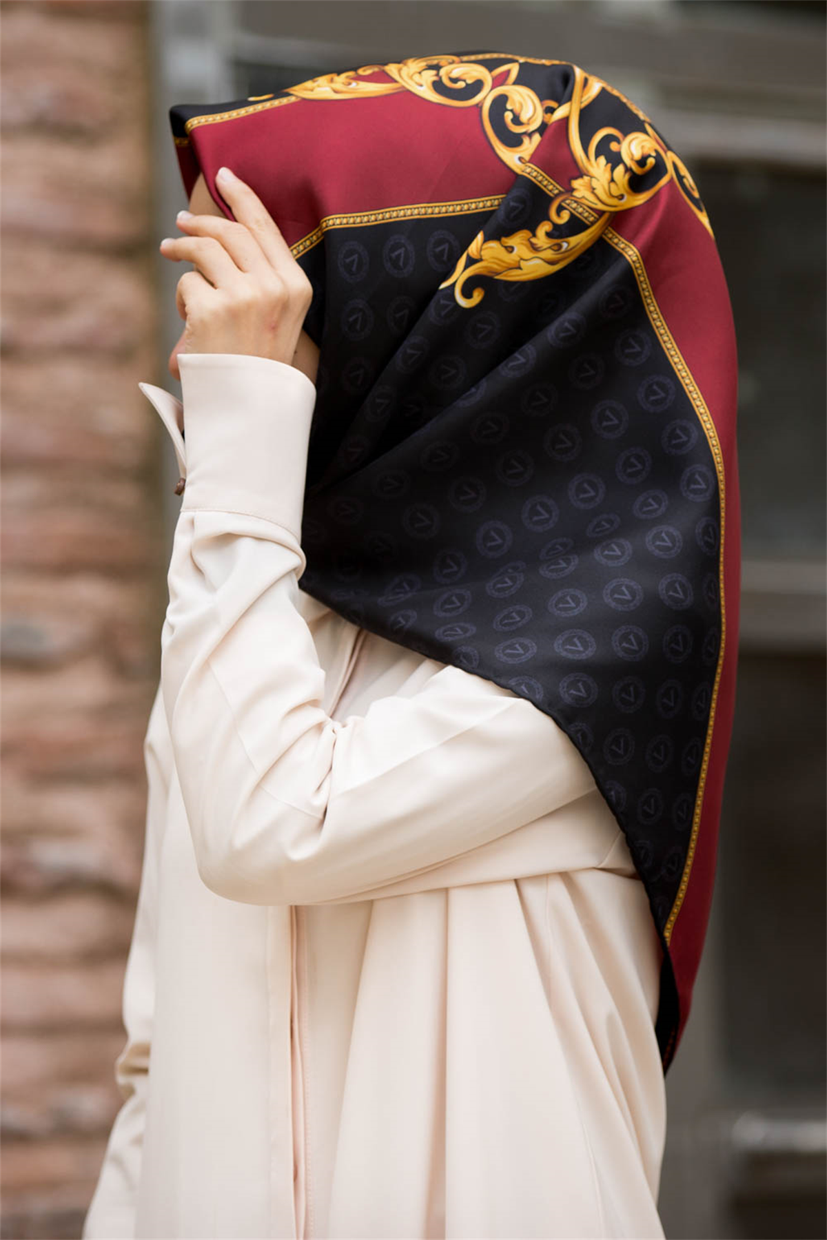 %100 Twill İpek Monogram Ve Barok Desenli Siyah - Bordo Renkli 90x90 Eşarp Dikim Şekli : El Dikişi