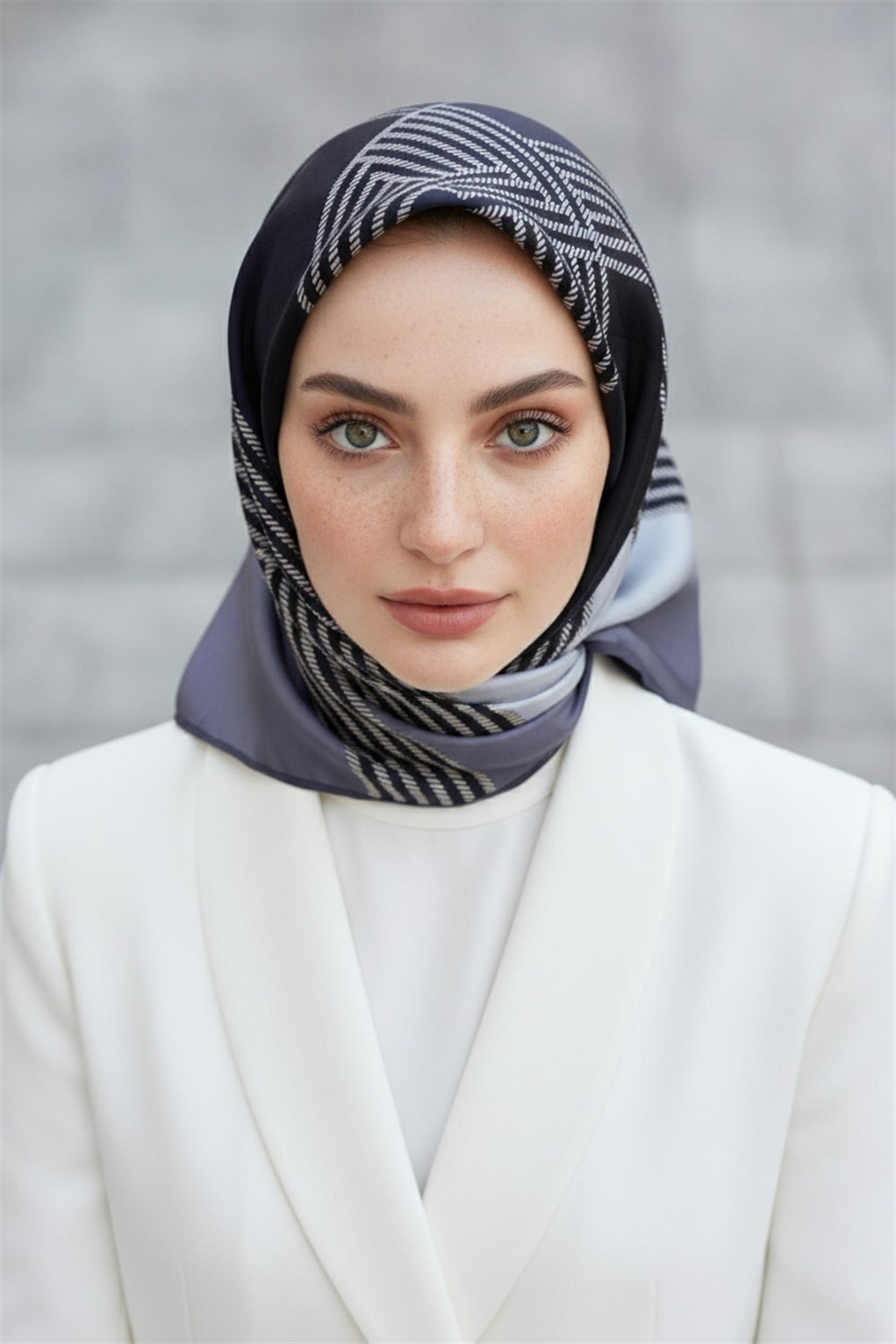 %100 Twill İpek Geometrik Desenli Gri Renkli 90x90 Eşarp Dikim Şekli : El Dikişi