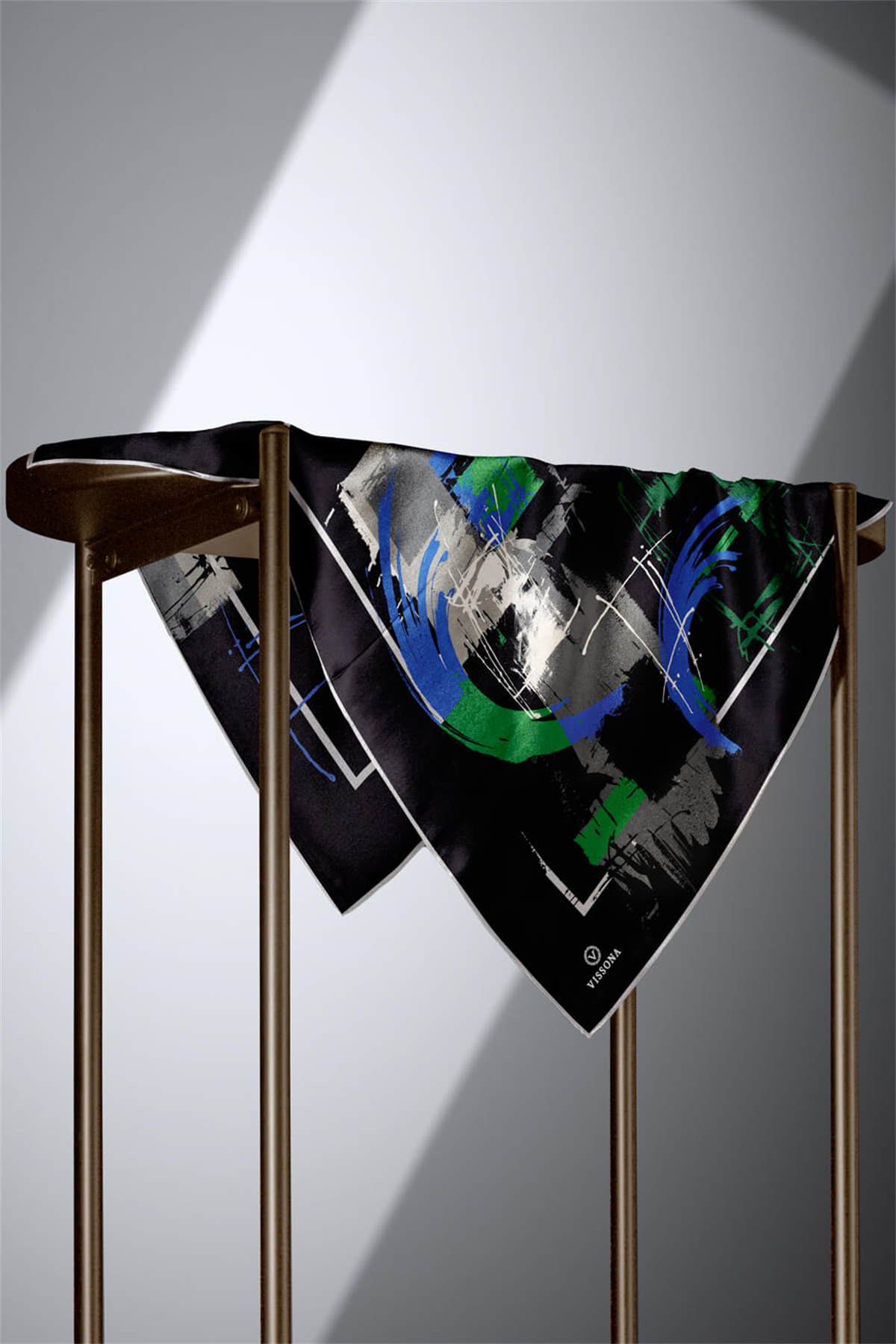 % 57 İPEK % 43 VİSKON Twill İpek Geometrik Desenli Saks - Zümrüt Yeşili Renkli 90x90 Eşarp Dikim Şekli : El Dikişi