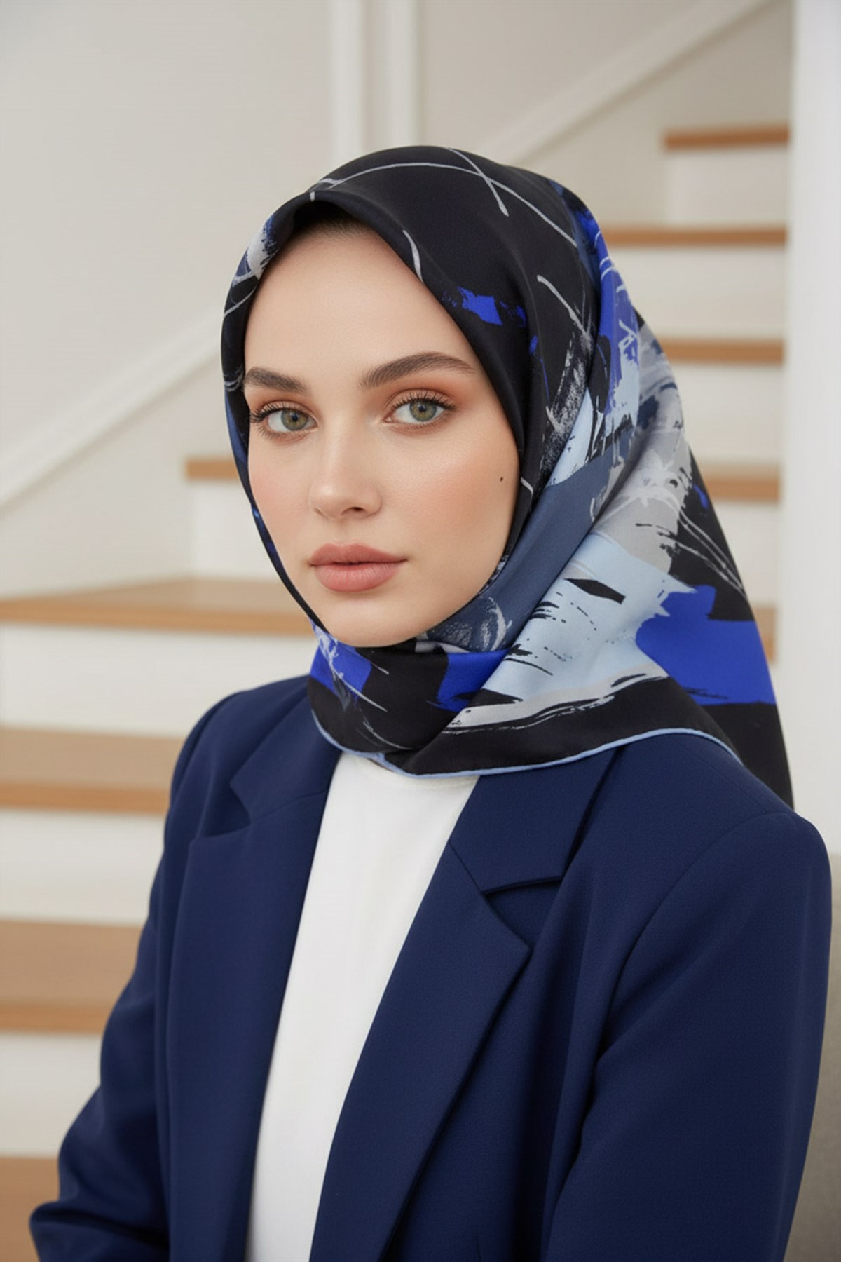%57 İPEK %43 VİSKON Twill İpek Geometrik Desenli Lacivert - Bebe Mavisi Renkli 90x90 Eşarp Dikim Şekli : El Dikişi