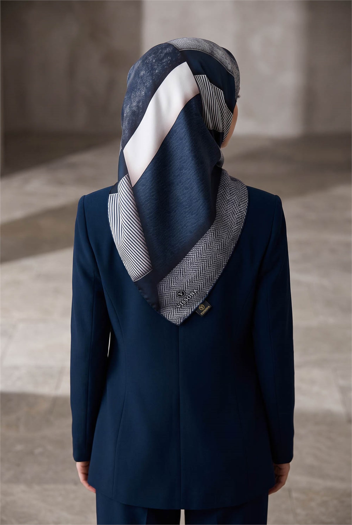 %100 Twill İpek Dokulu ve Geometrik Desenli Lacivert - Krem Renkli 90x90 Eşarp Dikim Şekli : El Dikişi