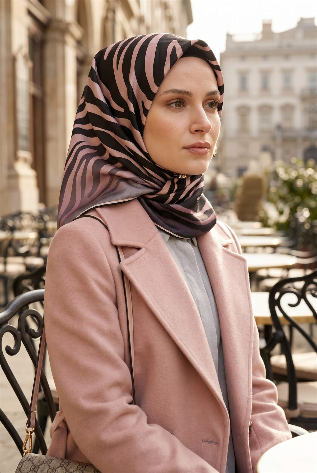 %100 Twill İpek Zebra Desenli Pudra - Siyah Renkli 90x90 Eşarp Dikim Şekli : El Dikişi