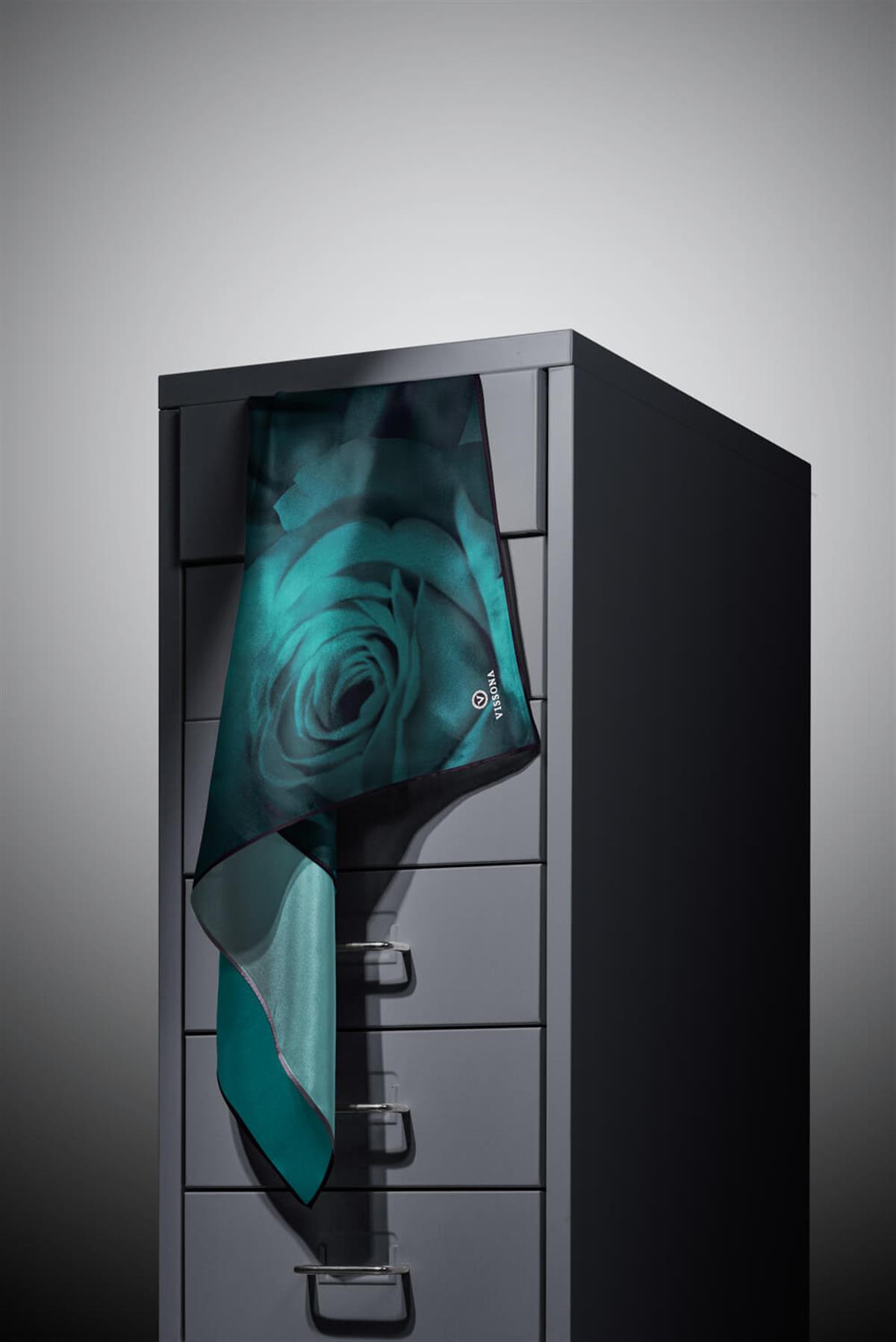 %100 Twill İpek Gül Desenli Petrol Mavisi Renkli 90x90 Eşarp Dikim Şekli : El Dikişi