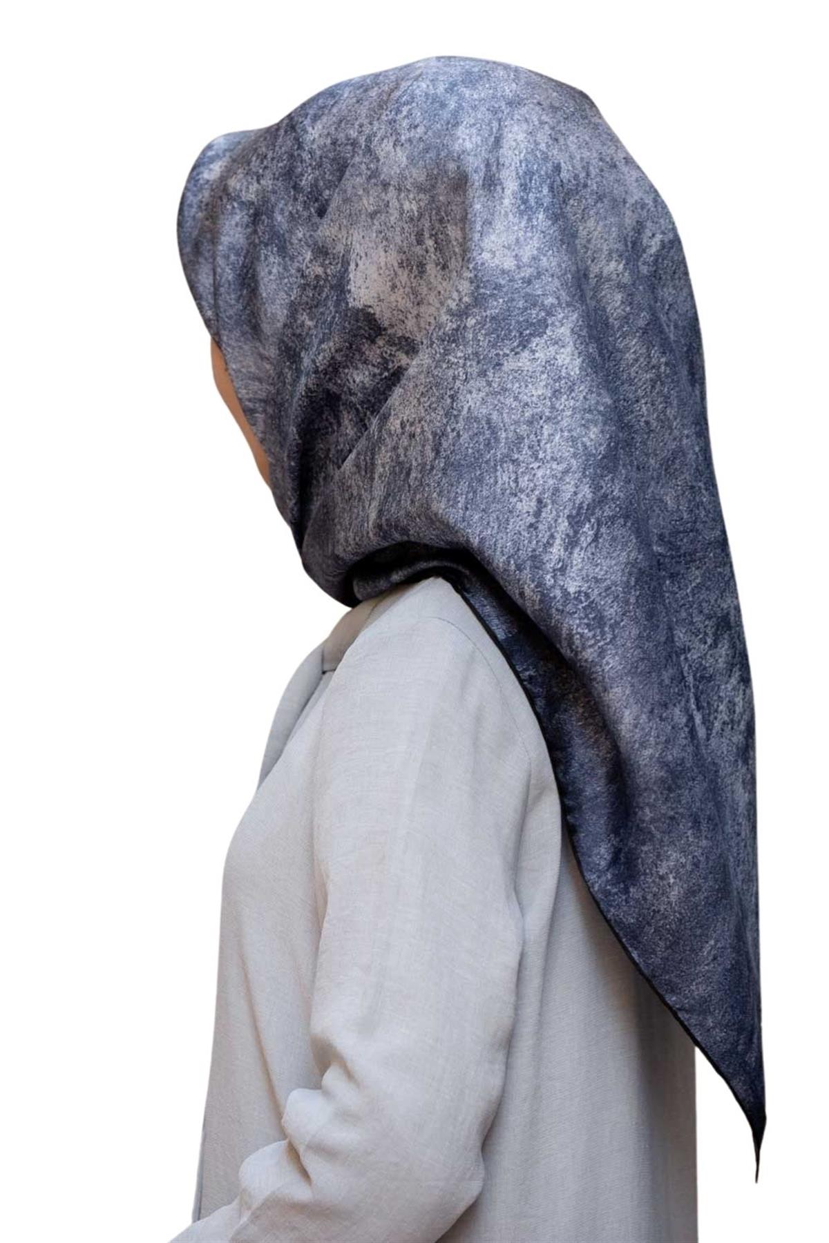 % 57 İPEK % 43 VİSKON Twill İpek Doku Desenli Gri - İndigo Renkli 90x90 Eşarp Dikim Şekli : El Dikişi