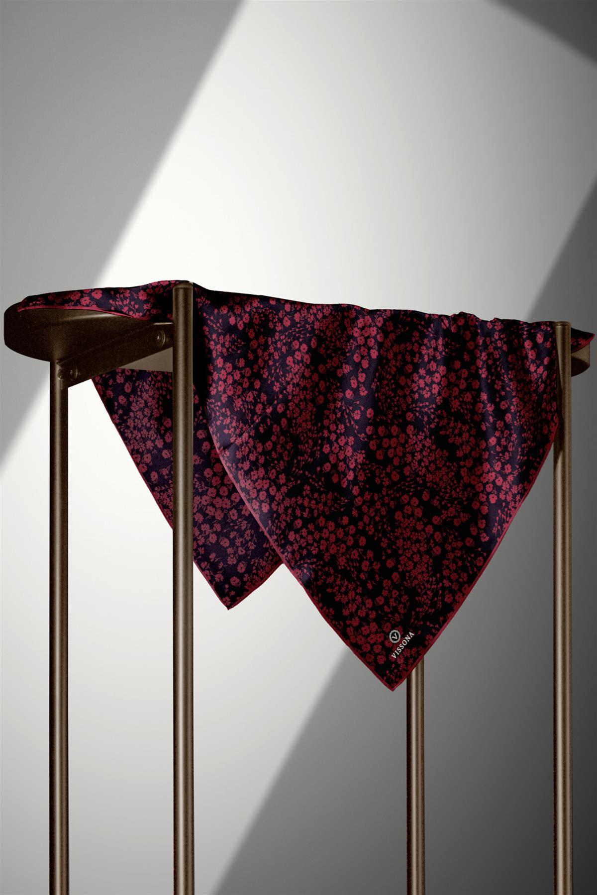 %100 Twill İpek Çıtır Çiçek Desenli Siyah - Bordo Renkli 90x90 Eşarp Dikim Şekli : El Dikişi