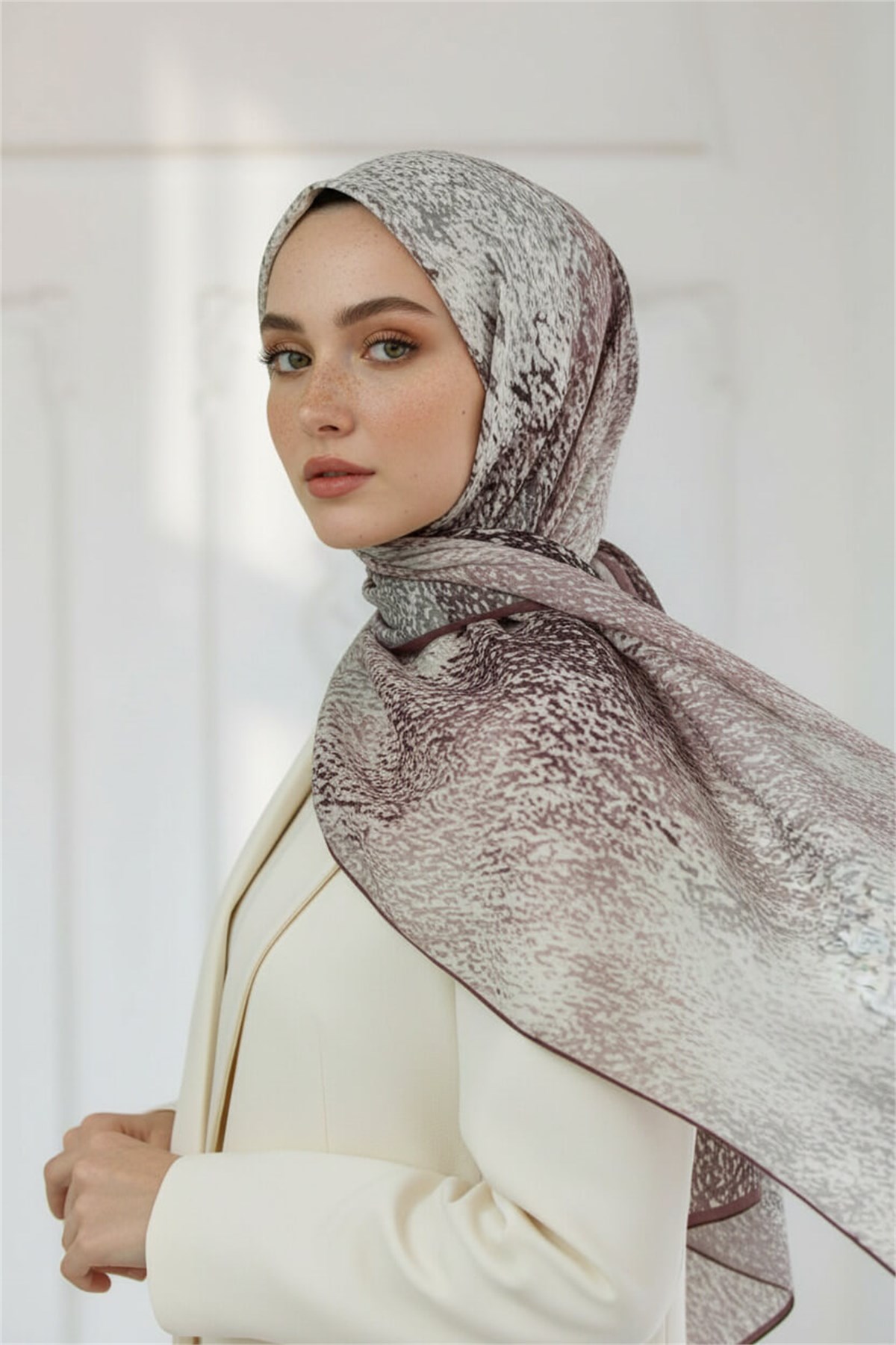 KREP ZİKZAK GEOMETRİK DESENLİ PUDRA RENKLİ 75X195 KIRIŞMAZ ŞAL