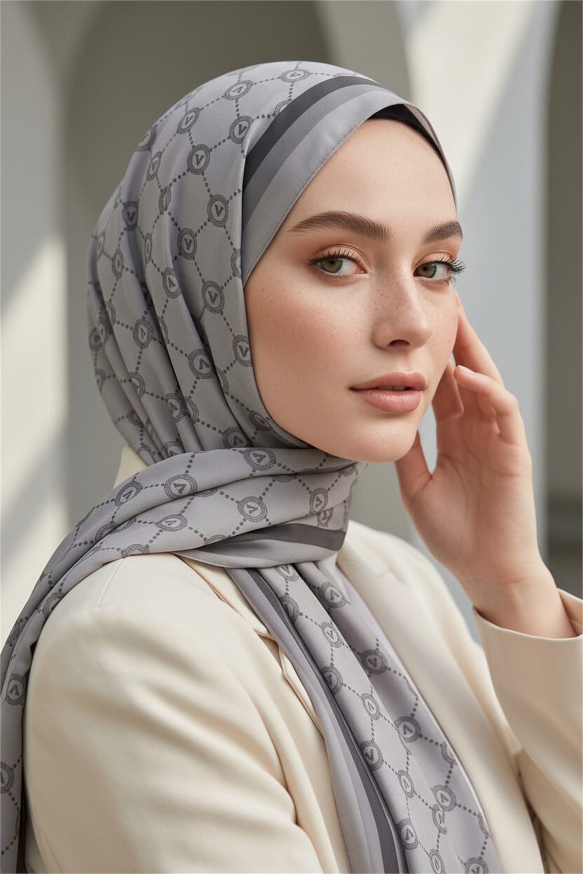 KREP MONOGRAM DESENLİ GRİ RENKLİ 75X195 KIRIŞMAZ ŞAL