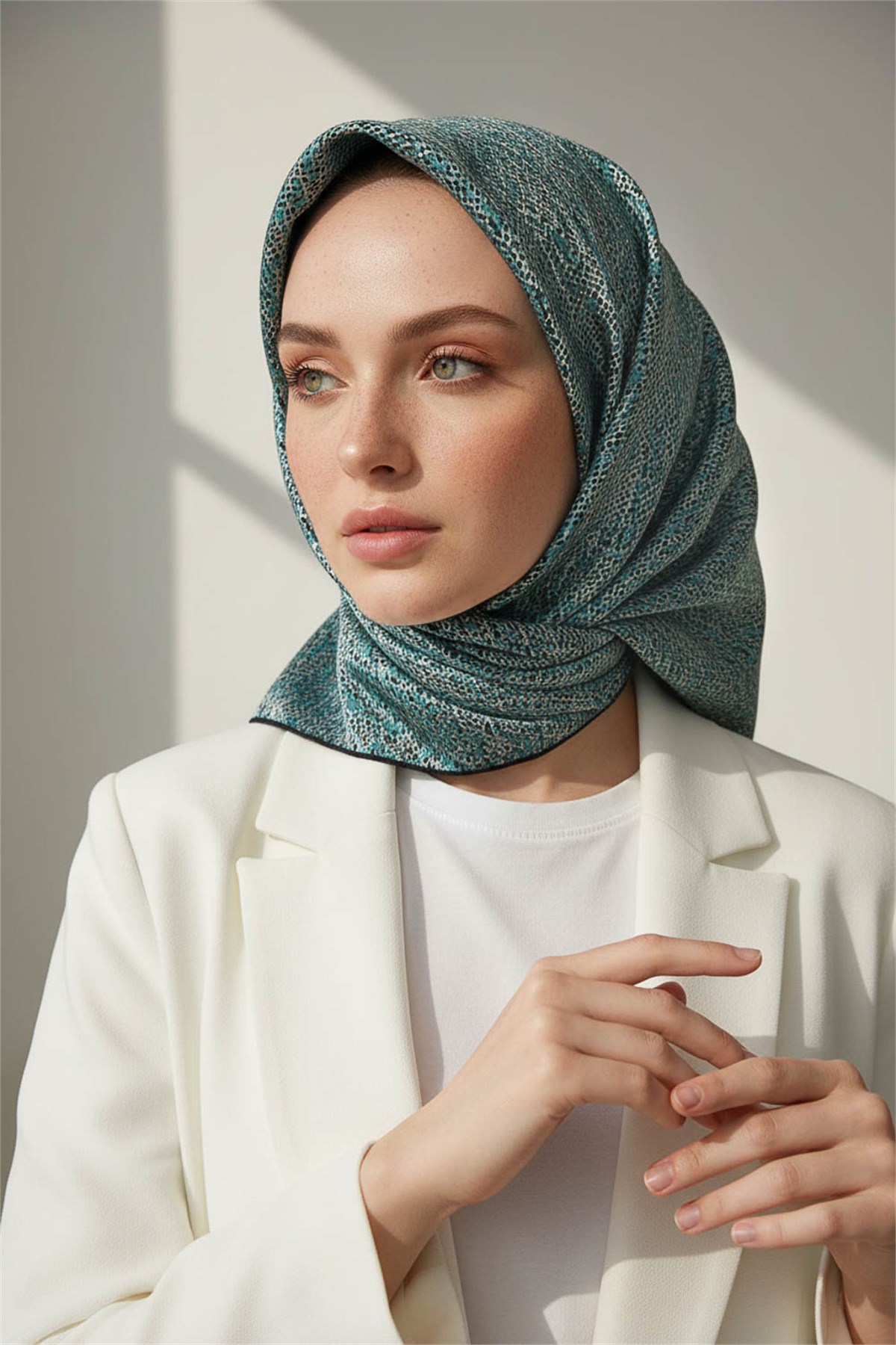 %100 Twill İpek Dokulu Desen Mint Yeşili - Su Yeşili Renkli 90x90 Eşarp Kenar Dikiş Şekli El Dikişli