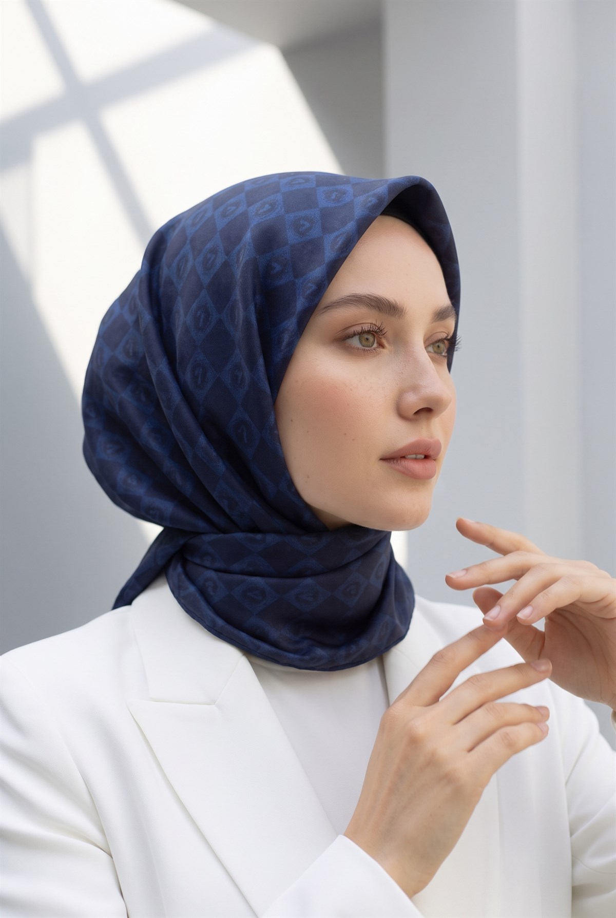 %100 Twill İpek Monogram Desenli Lacivert Renkli 90x90 Eşarp Dikim Şekli : El Dikişi