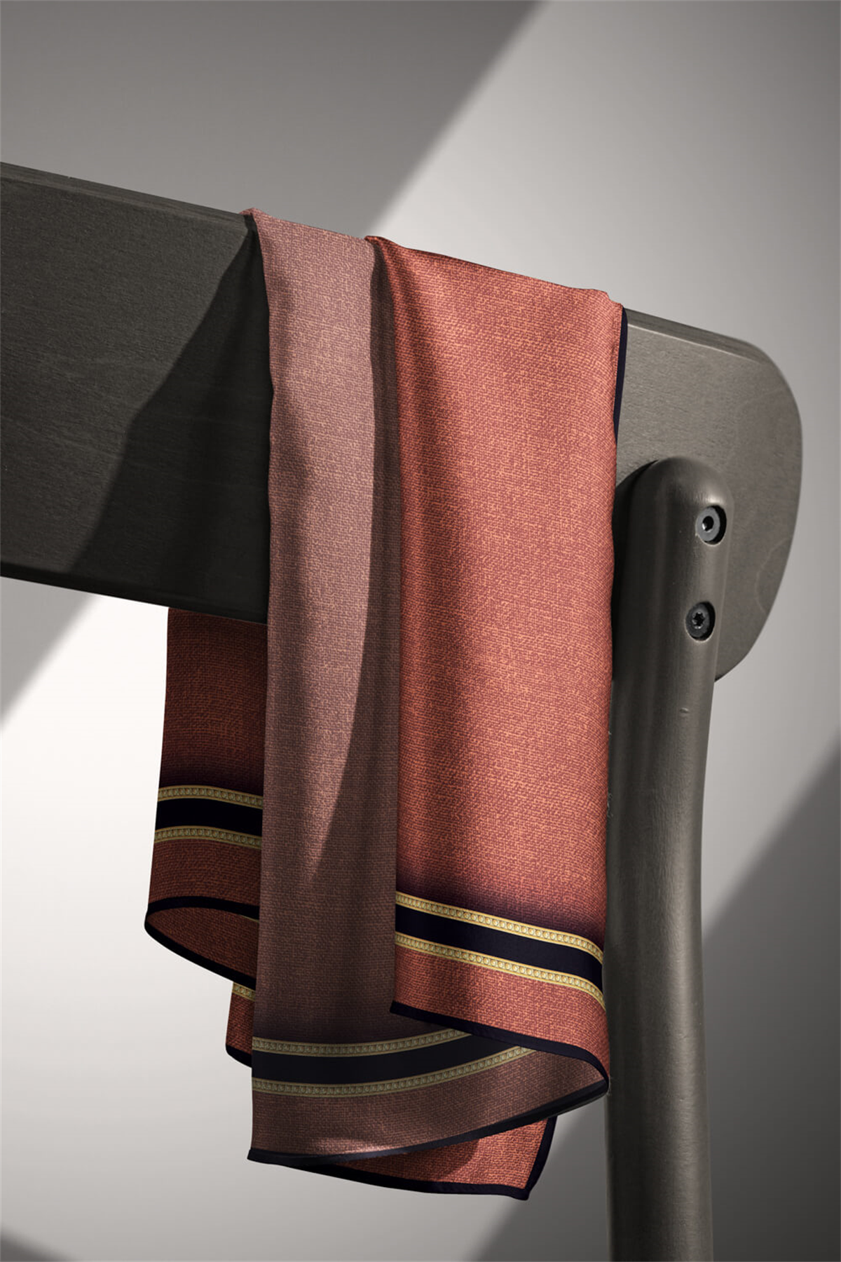 %100 Twill İpek Dokulu Şerit Desenli Siyah - Taba Renkli 90x90 Eşarp Dikim Şekli : El Dikişi