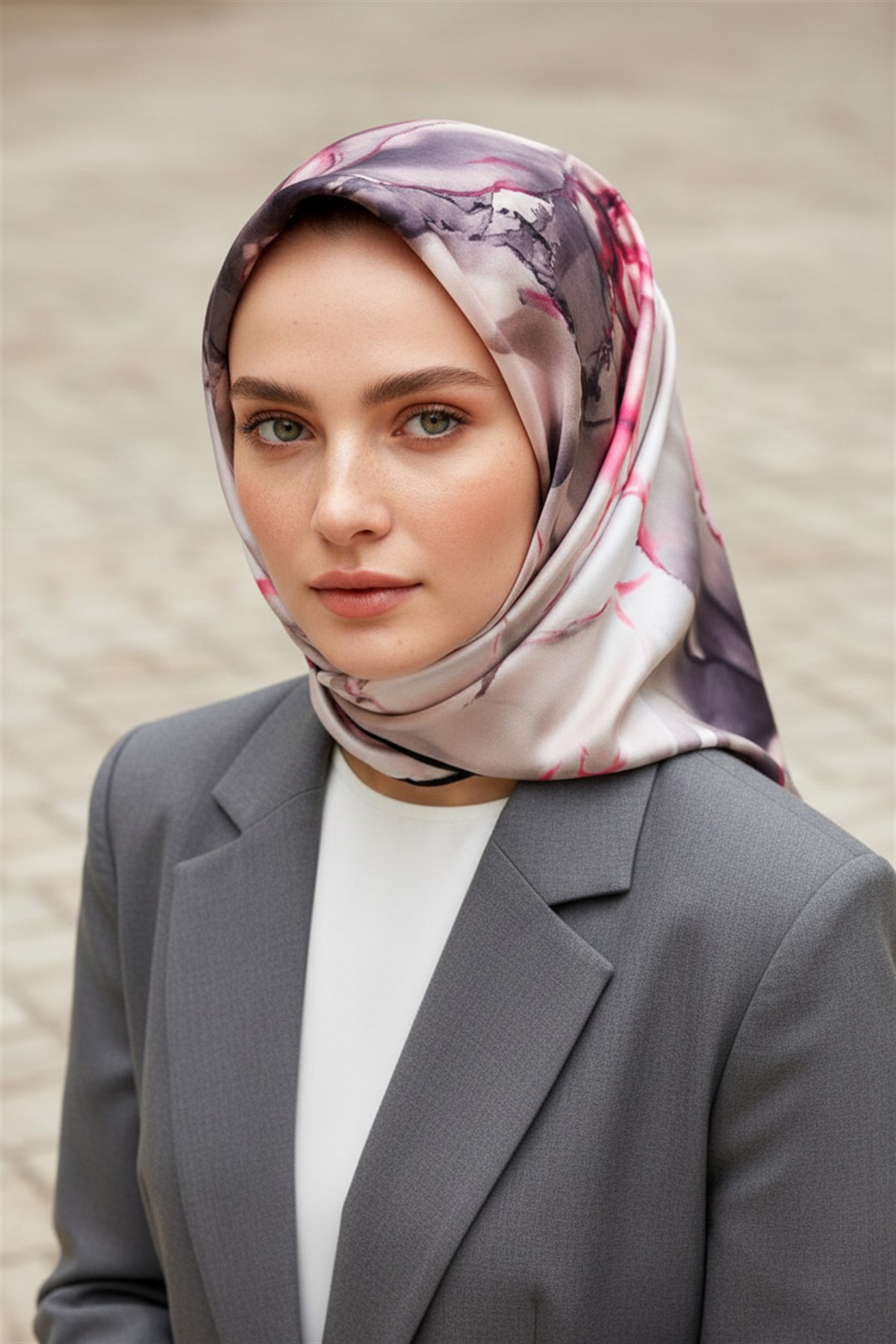 % 57 İPEK % 43 VİSKON Twill İpek Batik Çiçek Desenli Gri - Pembe Renkli 90x90 Eşarp Kenar Dikiş Şekli El Dikişli