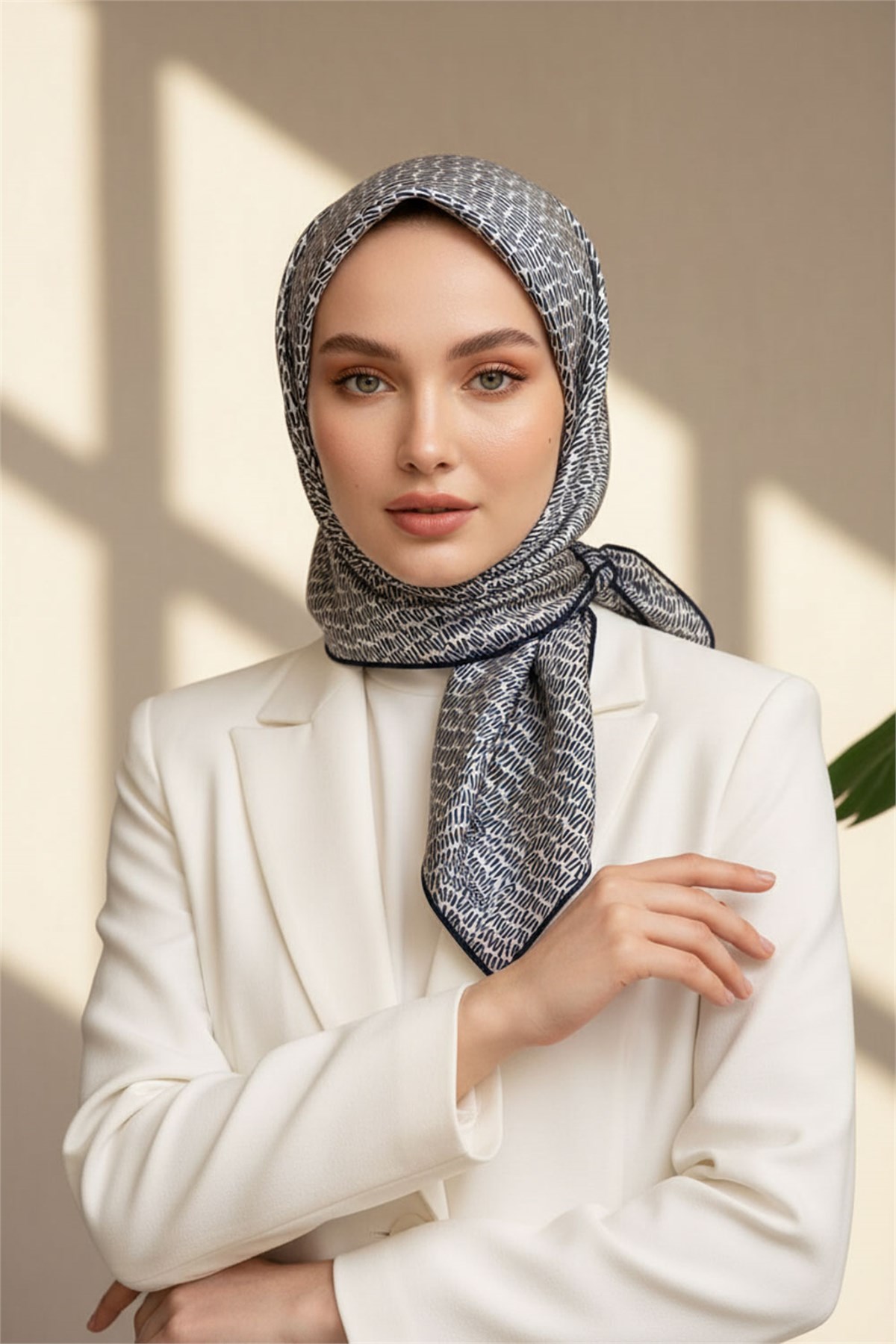 %100 Twill İpek Çizgi Desenli Krem - Lacivert Renkli 90x90 Eşarp Dikim Şekli : El Dikişi