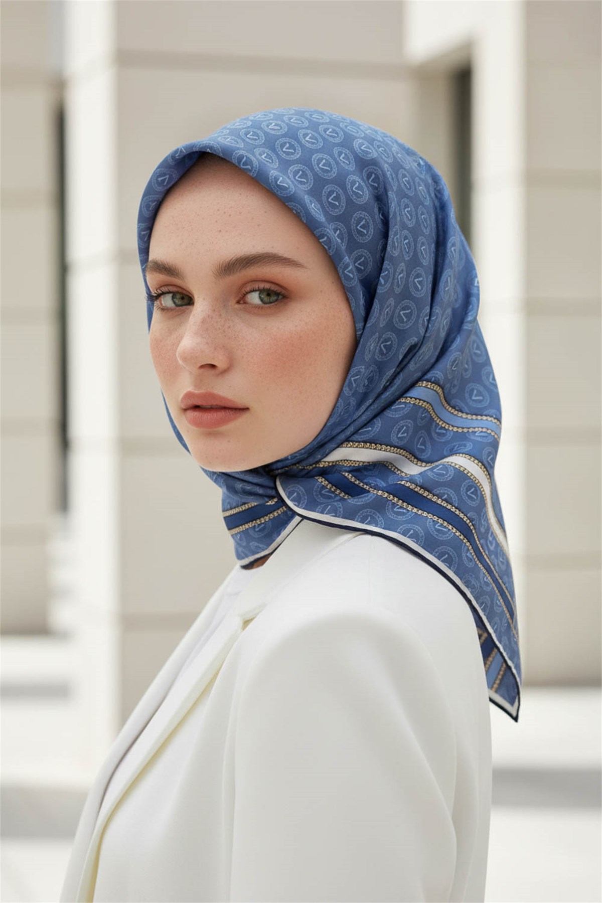 %100 Twill İpek Monogram Desenli İndigo - İndigo Renkli 90x90 Eşarp Dikim Şekli : El Dikişi