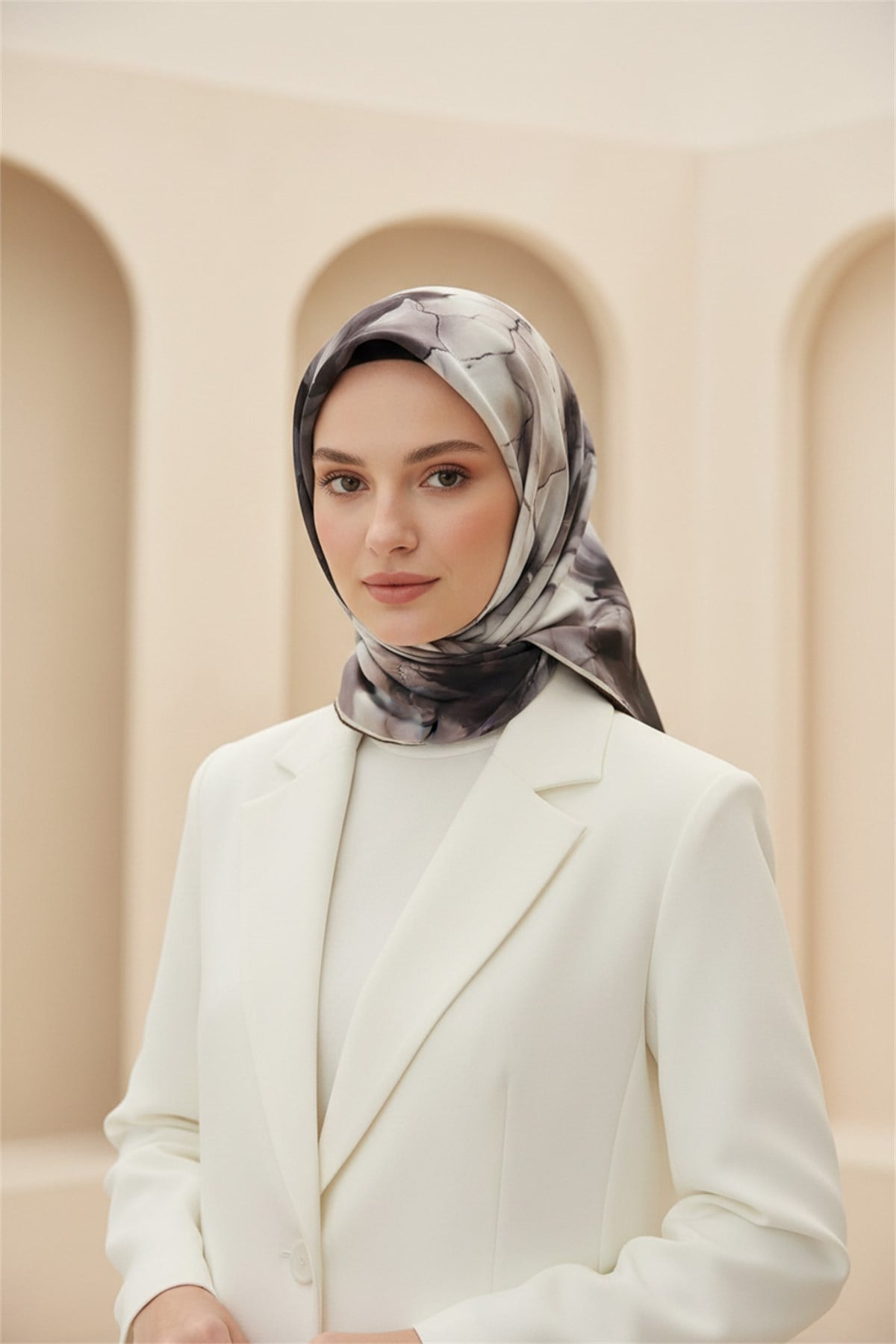 %100 Twill İpek Batik Çiçek Desenli Kahverengi Renkli 90x90 Eşarp Kenar Dikiş Şekli El Dikişli