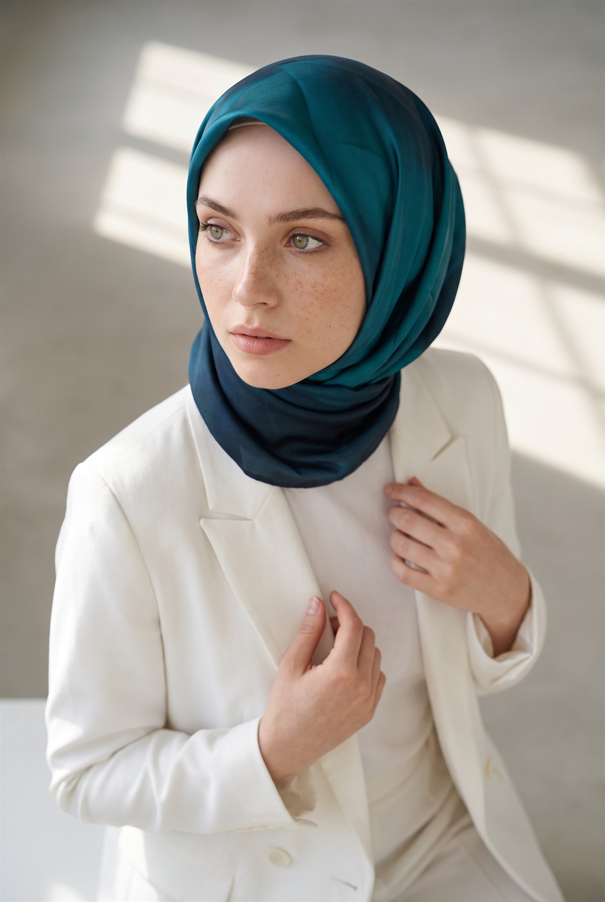 %100 Twill İpek Gül Desenli Petrol Mavisi Renkli 90x90 Eşarp Dikim Şekli : El Dikişi