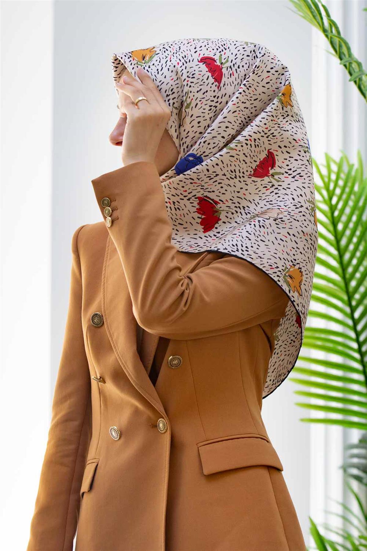 %100 Twill İpek Çıtır Çiçek Desenli Gold - Krem Renkli 90x90 Eşarp Dikim Şekli : El Dikişi