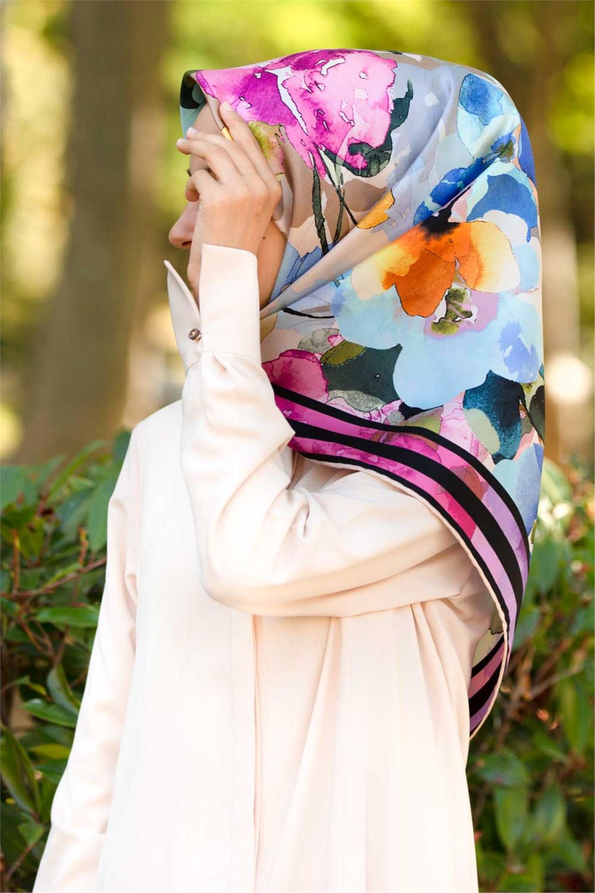 %100 Twill İpek Sulu Boyalı Çiçek Desenli Pembe - Bebe Mavisi Renkli 90x90 Eşarp Dikim Şekli : El Dikişi