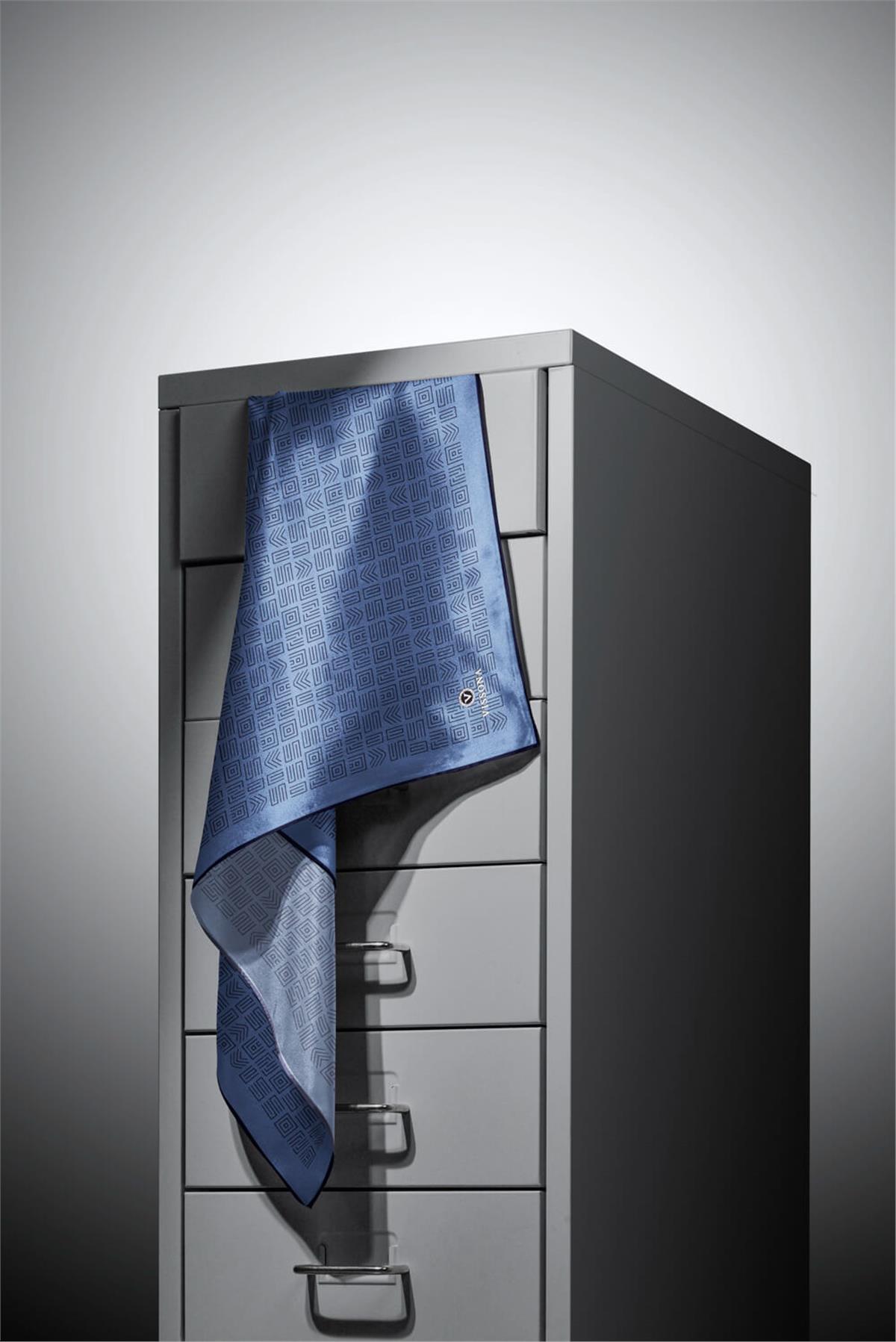 100% Twill İpek Etnik Motif Desenli İndigo - Lacivert Renkli 90x90 Dikim Şekli : El Dikişi Eşarp