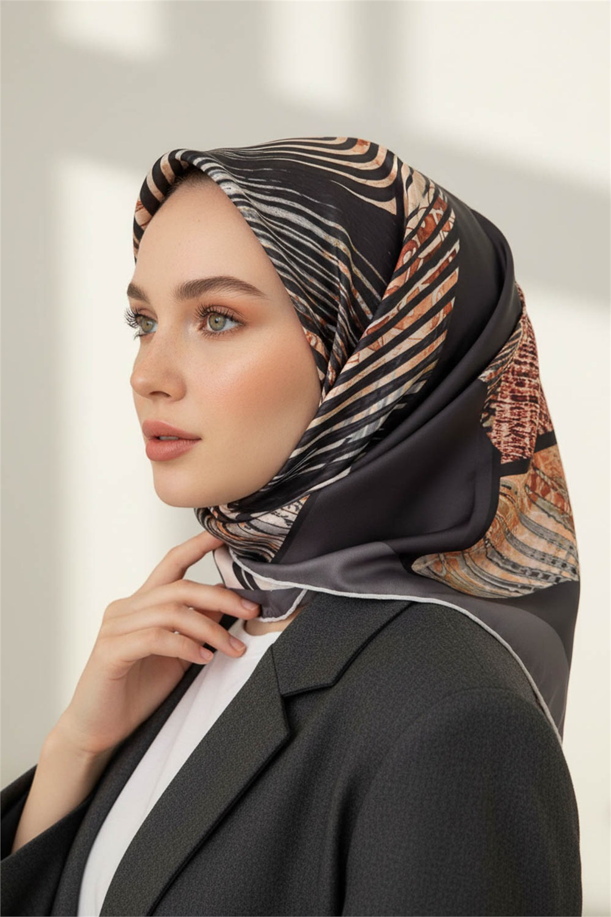 Twill Dalgalı Geometrik Desenli Gri Renkli 90x90 Eşarp (İpek İçermez) Kenar Dikiş Şekli El Dikişli