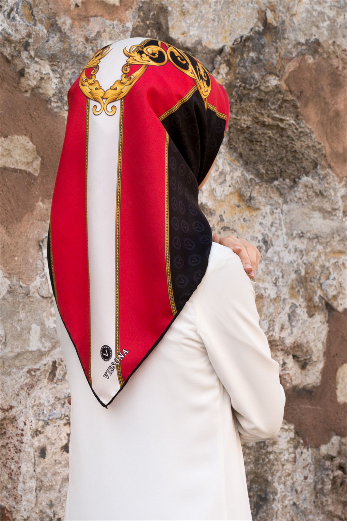 %100 Twill İpek Monogram Ve Barok Desenli Siyah - Kırmızı Renkli 90x90 Eşarp Dikim Şekli : El Dikişi