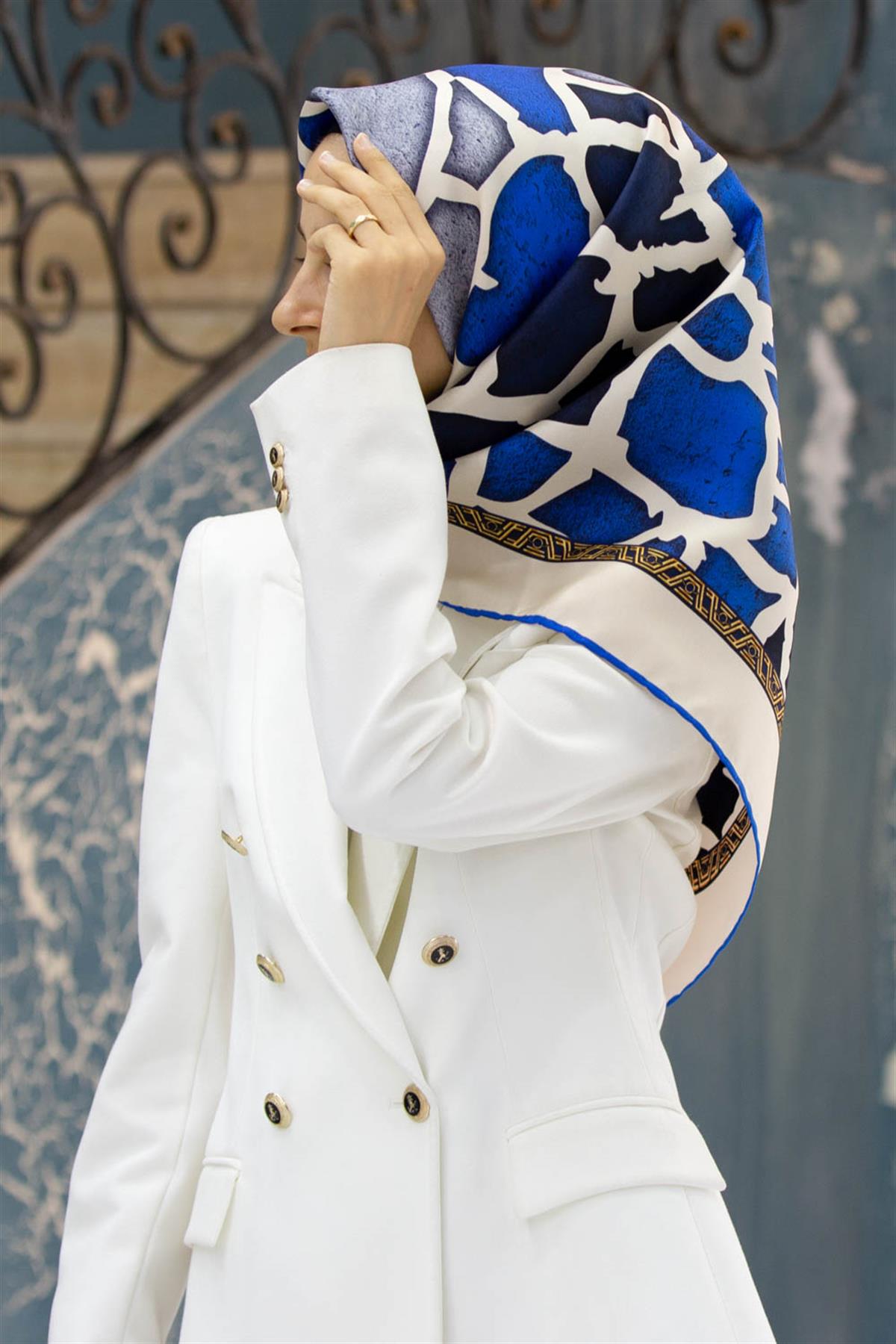 %100 Twill İpek Zürafa Desenli Saks - Lacivert Renkli 90x90 Eşarp Dikim Şekli : El Dikişi