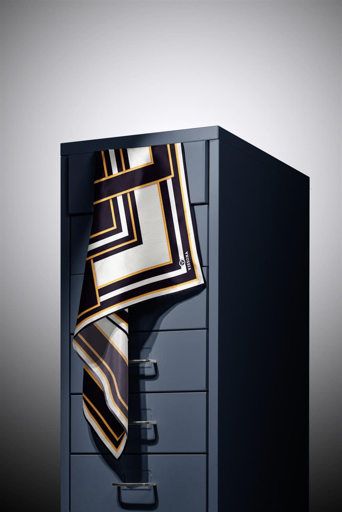 %100 Twill İpek Geometrik Desenli Siyah - Krem Renkli 90x90 Eşarp Dikim Şekli : El Dikişi