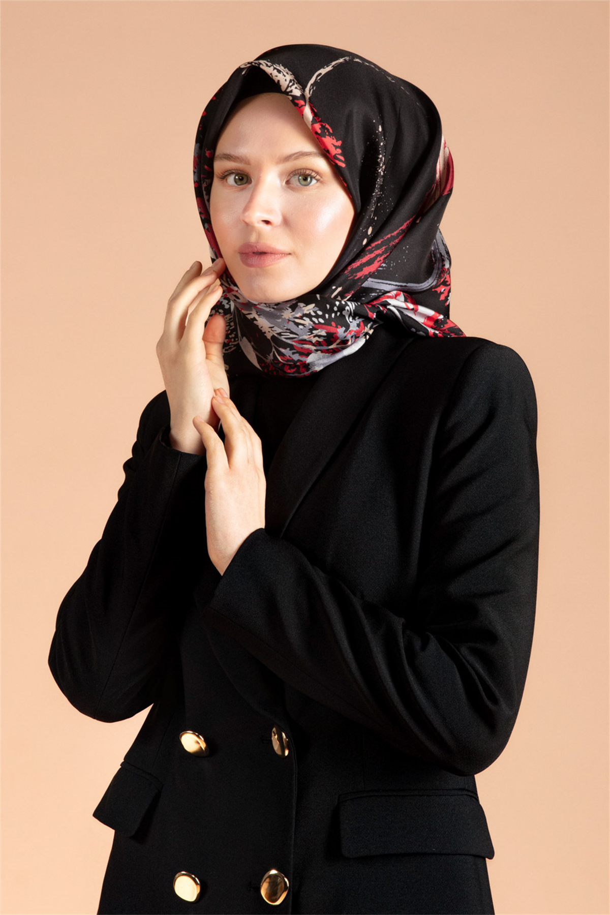 %100 Twill İpek Suluboya Çiçek Desenli Siyah - Bordo Renkli 90x90 Eşarp Dikim Şekli : El Dikişi