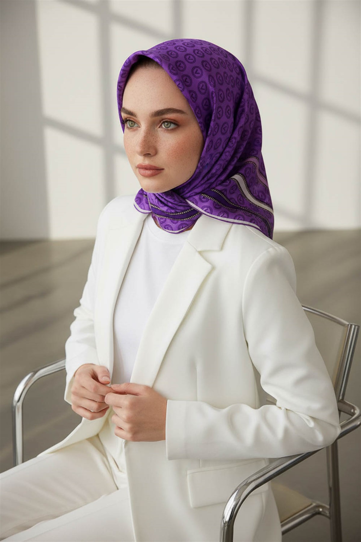 %100 Twill İpek Monogram Desenli Lila - Lila Renkli 90x90 Eşarp Dikim Şekli : El Dikişi