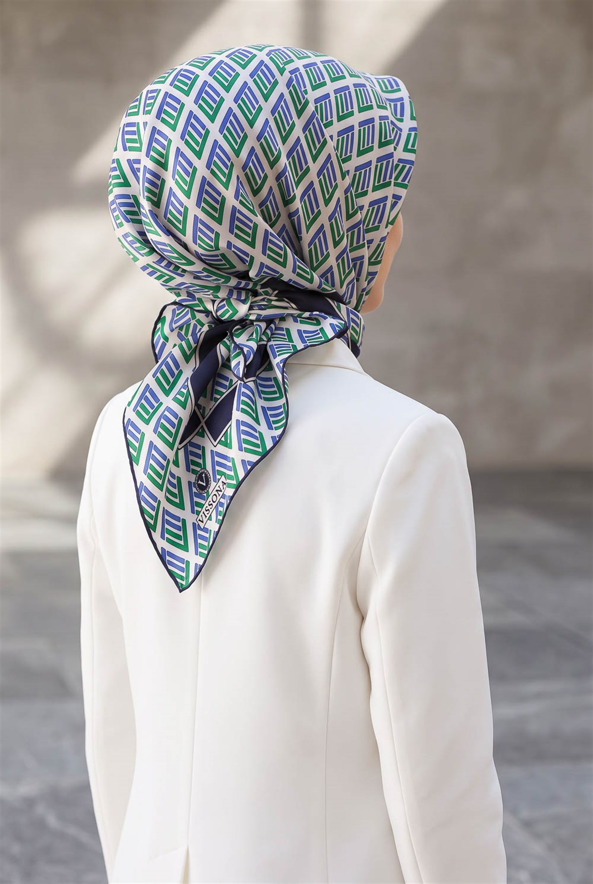 %100 Twill İpek Geometrik Desenli Saks - Zümrüt Yeşili Renkli 90x90 Eşarp Dikim Şekli : El Dikişi