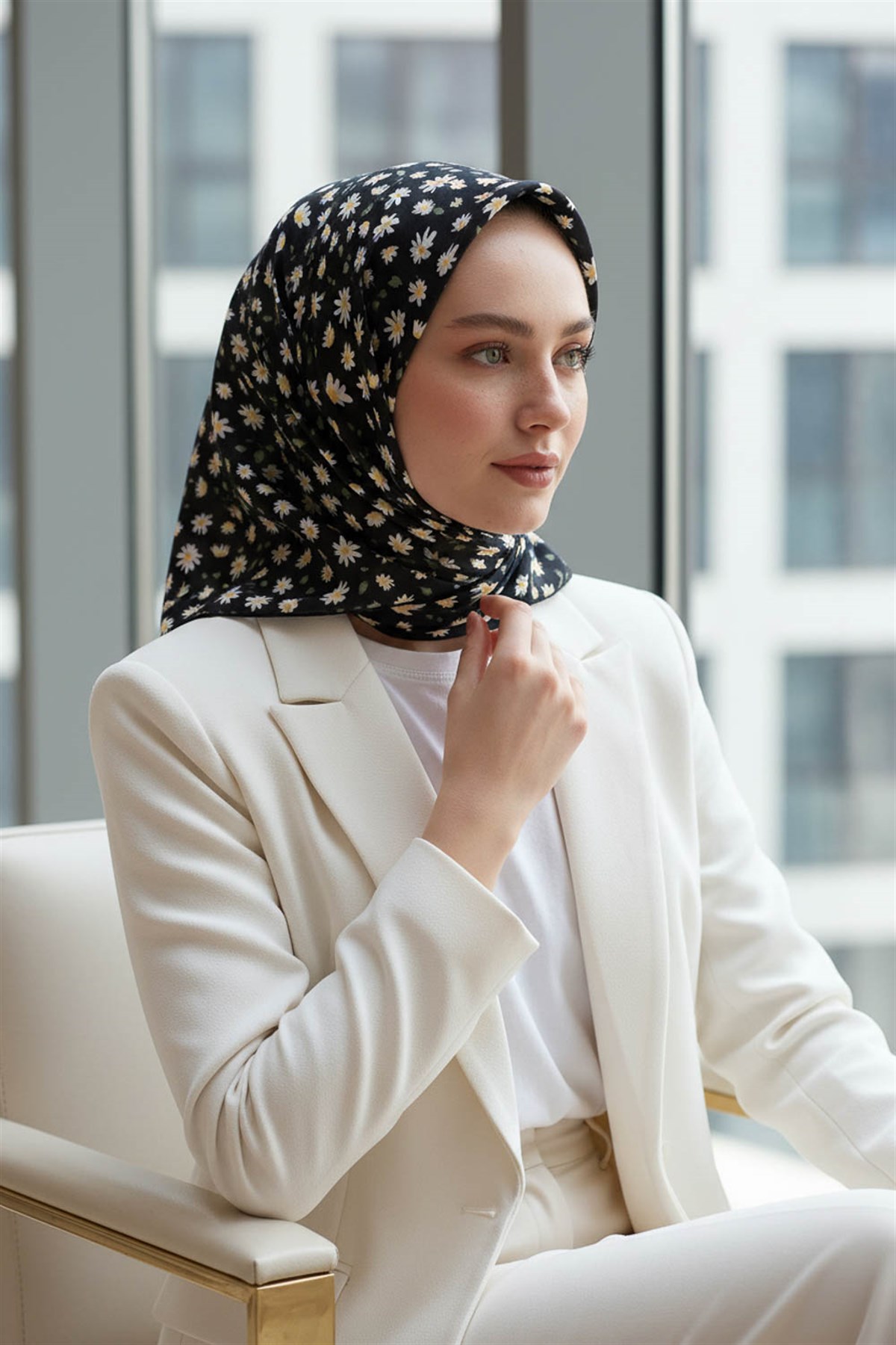 %100 Twill İpek Papatya Desenli Siyah Renkli 90x90 Eşarp Dikim Şekli : El Dikişi