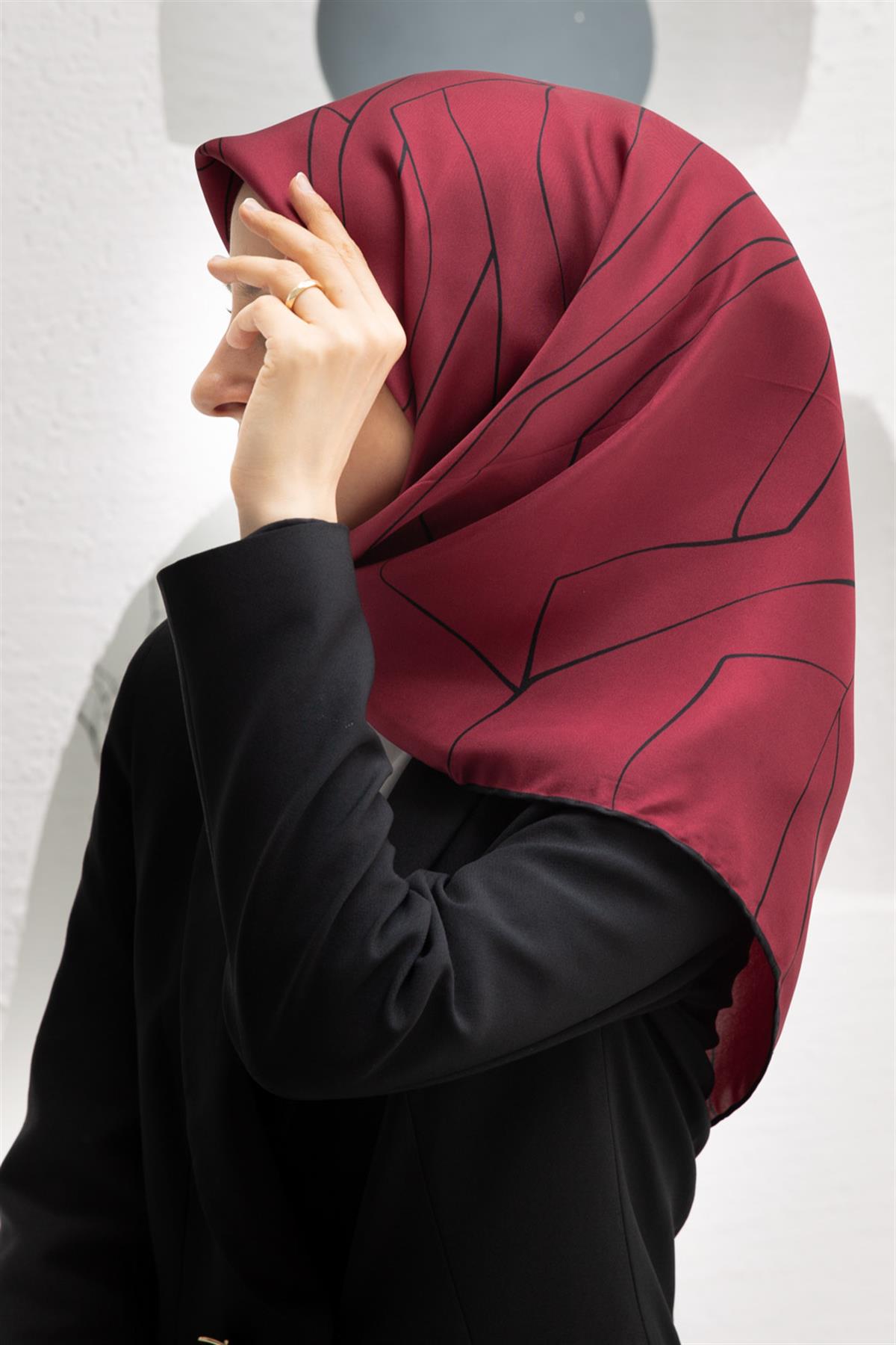 %100 Twill İpek Çizgi Desenli Bordo - Siyah Renkli 90x90 Eşarp Dikim Şekli : El Dikişi