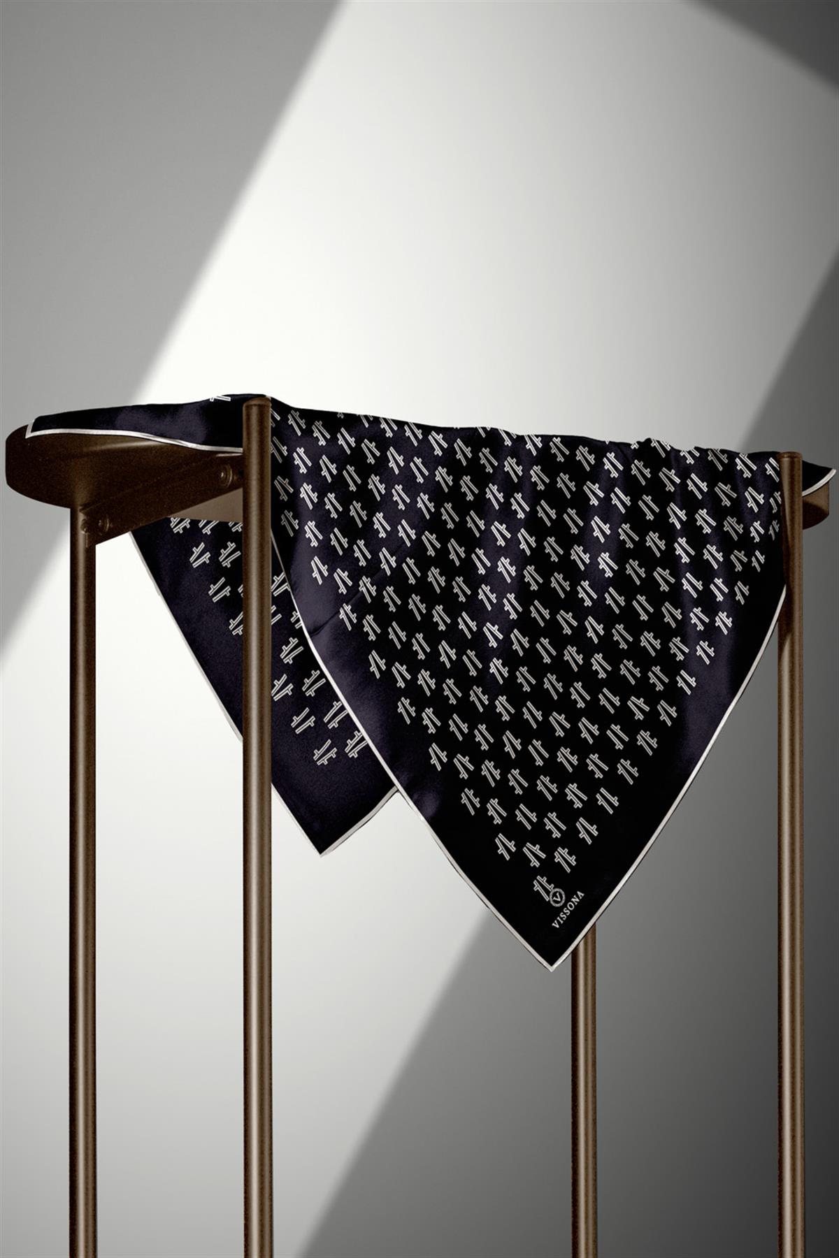 %100 Twill İpek Geometrik Desenli Siyah Renkli 90x90 Eşarp Dikim Şekli : El Dikişi