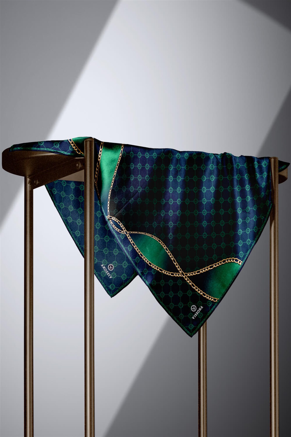 %100 Twill İpek Zincirli Ve Monogram Desenli Lacivert - Zümrüt Yeşili Renkli 90x90 Eşarp Dikim Şekli : El Dikişi