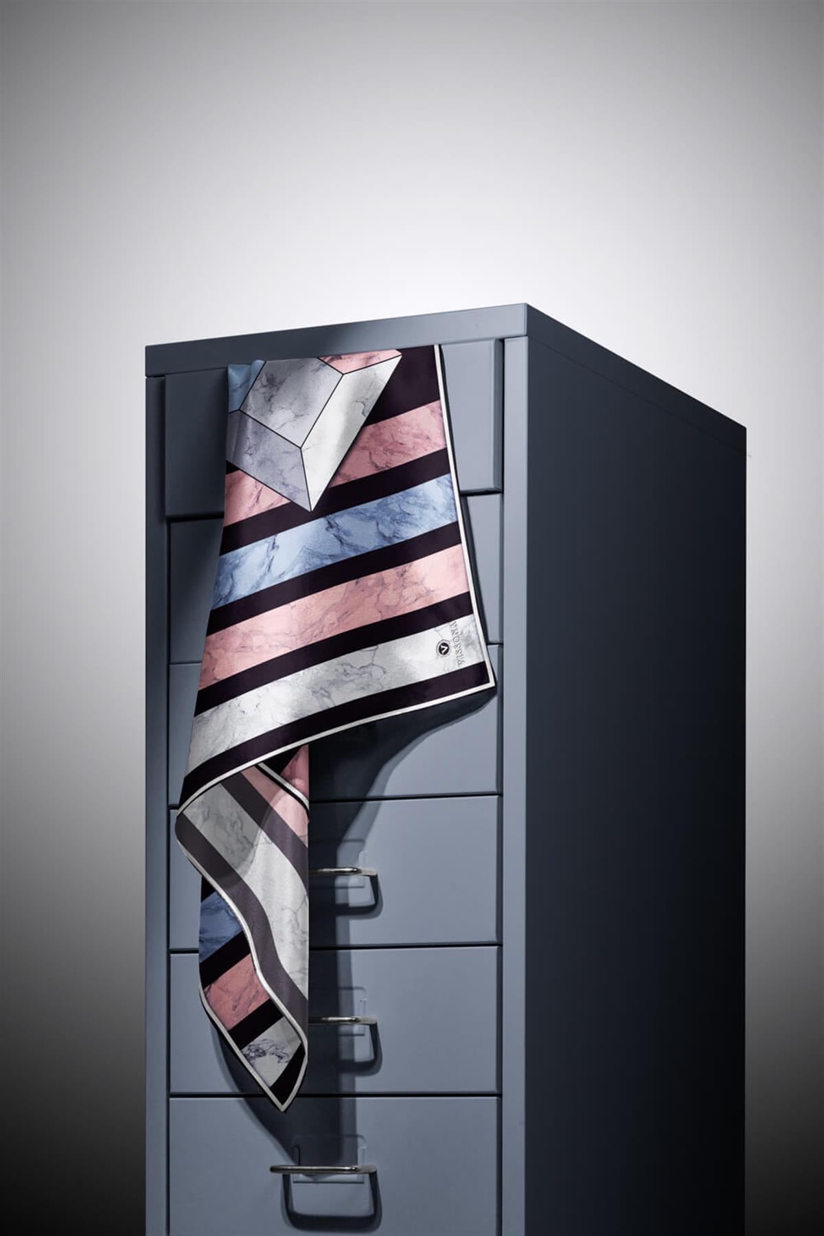 %100 Twill İpek Geometrik Mermer Desenli Pudra - Siyah Renkli 90x90 Eşarp Dikim Şekli : El Dikişi