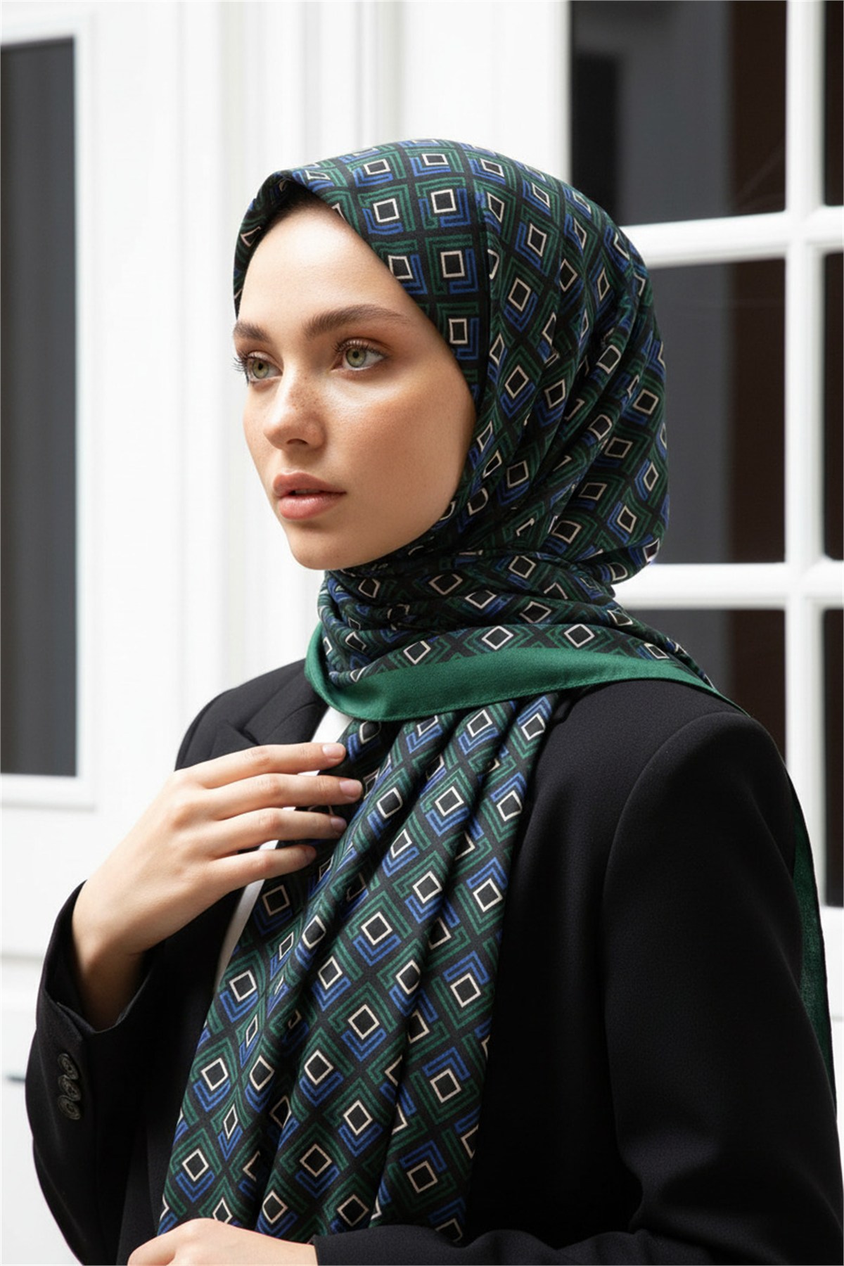 KREP MİNİ MOTİF DESENLİ ZÜMRÜT YEŞİLİ - SAKS RENKLİ 75X195 KIRIŞMAZ ŞAL