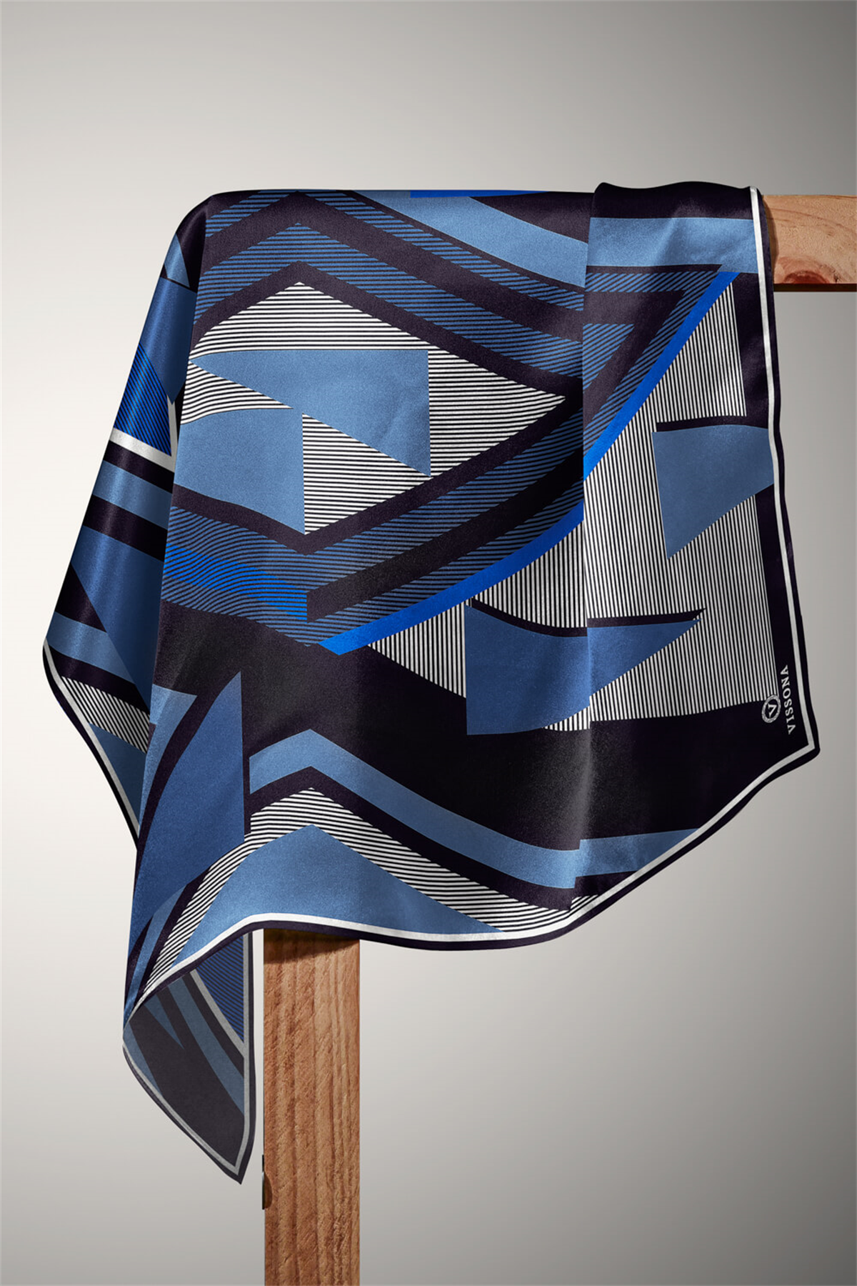 % 57 İPEK % 43 VİSKON Twill İpek Geometrik Desenli Saks - Siyah Renkli 90x90 Eşarp Dikim Şekli : El Dikişi