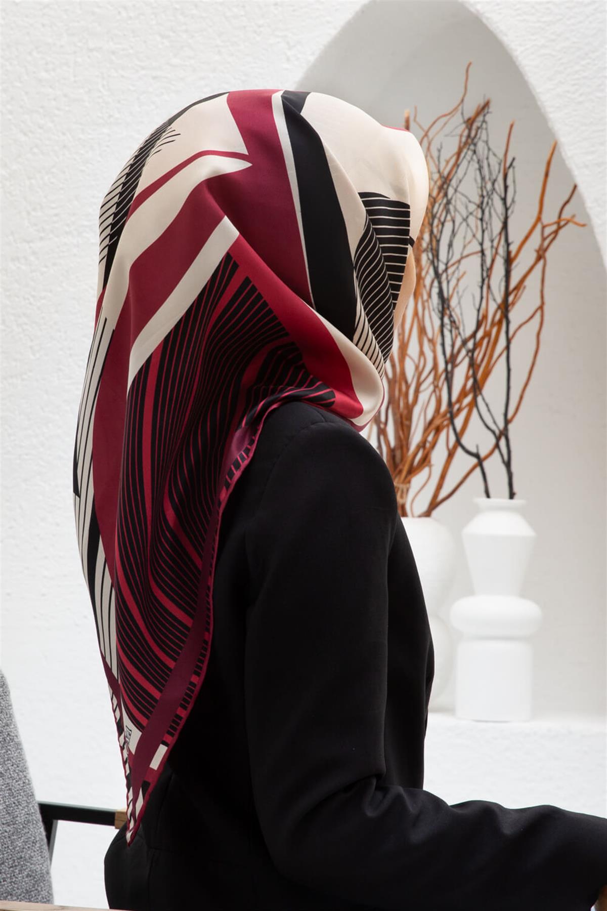 %100 Twill İpek Çizgili Geometrik Desenli Kırmızı - Krem Renkli 90x90 Eşarp Dikim Şekli : El Dikişi