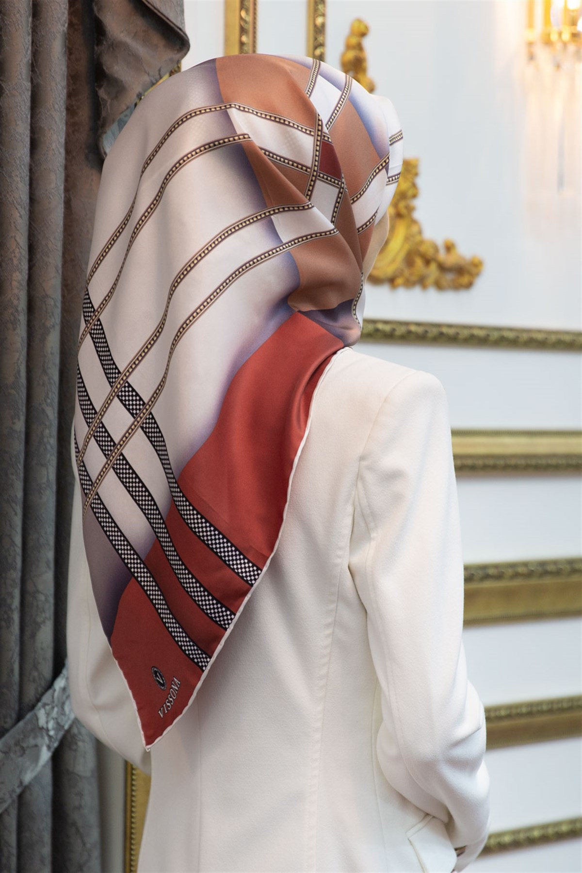 %100 Twill İpek Geometrik Desenli Taba - Hardal Renkli Renkli 90x90 Eşarp Dikim Şekli : El Dikişi