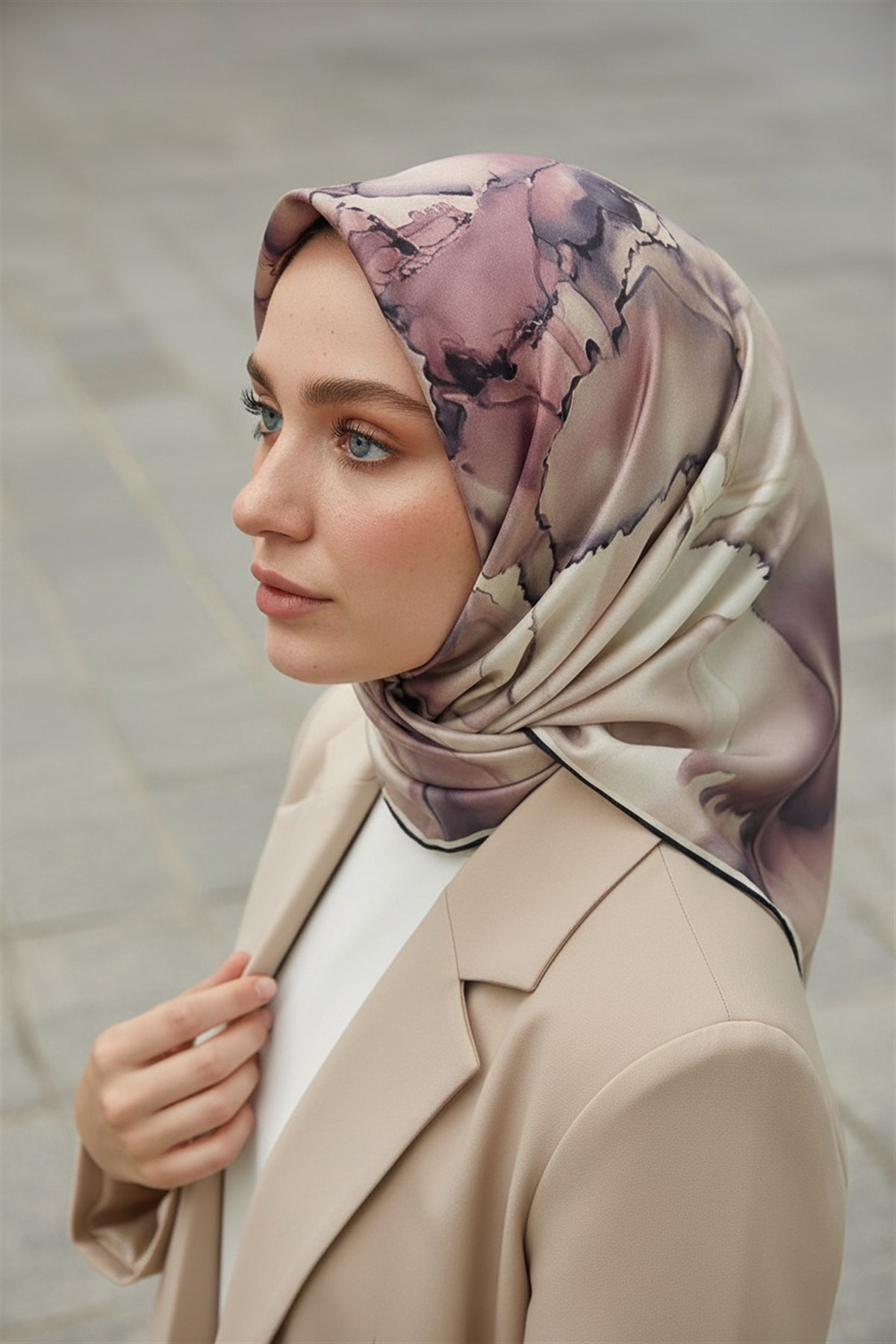 % 57 İPEK % 43 VİSKON Twill İpek Batik Çiçek Desenli Pudra - Bej Renkli 90x90 Eşarp Kenar Dikiş Şekli El Dikişli