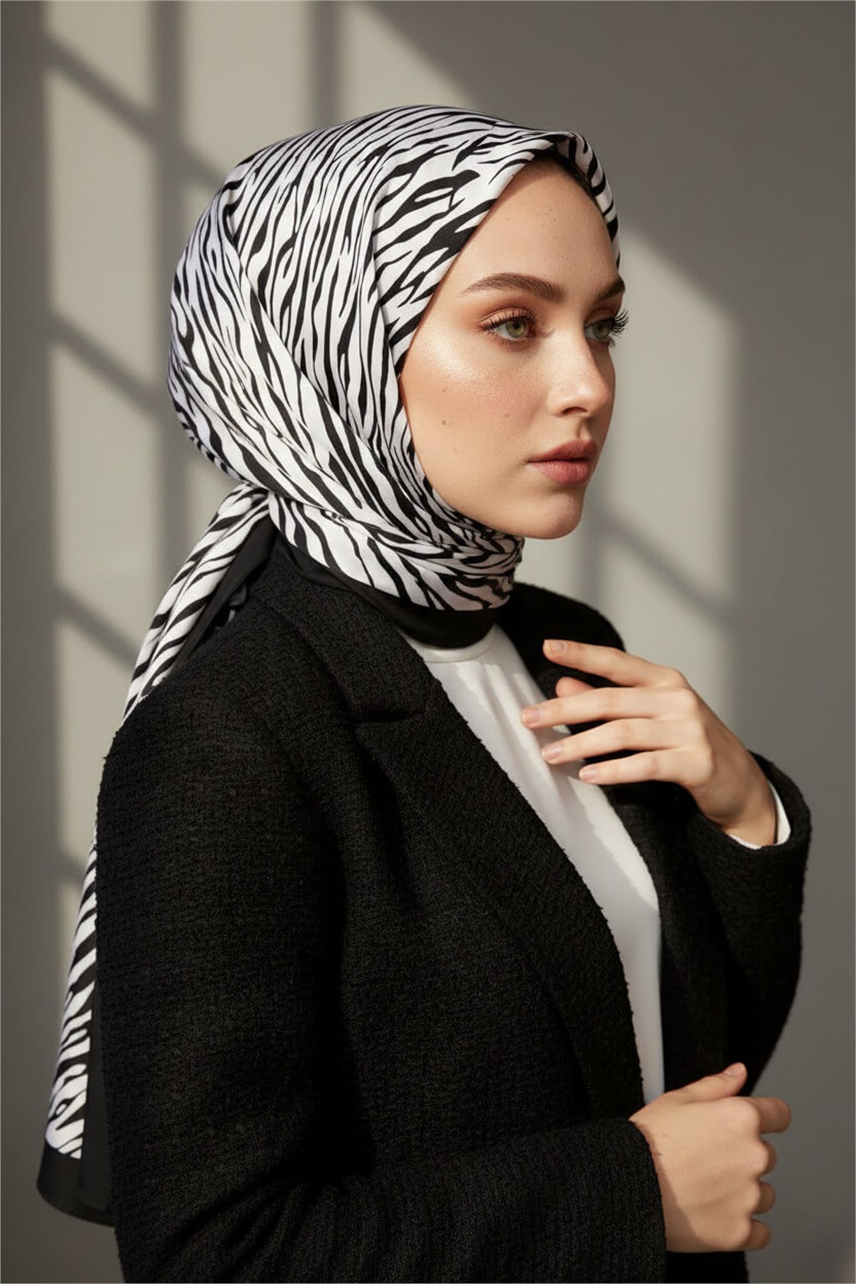 KREP GEOMETRİK DESENLİ SİYAH - BEYAZ RENKLİ 75X195 KIRIŞMAZ ŞAL