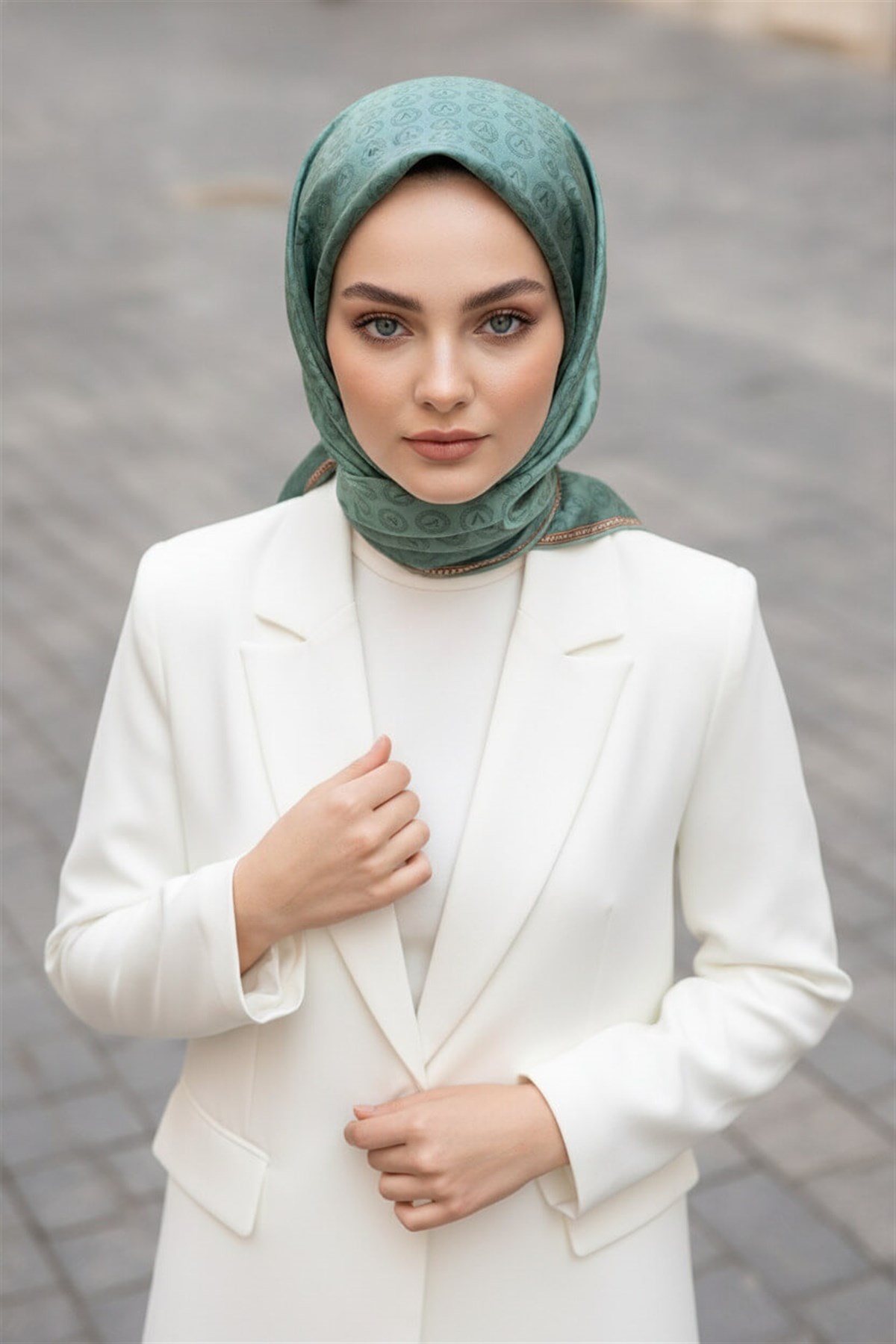 % 57 İPEK % 43 VİSKON Twill İpek Monogram Desenli Benetton Yeşili Renkli 90x90 Eşarp Dikim Şekli : El Dikişi