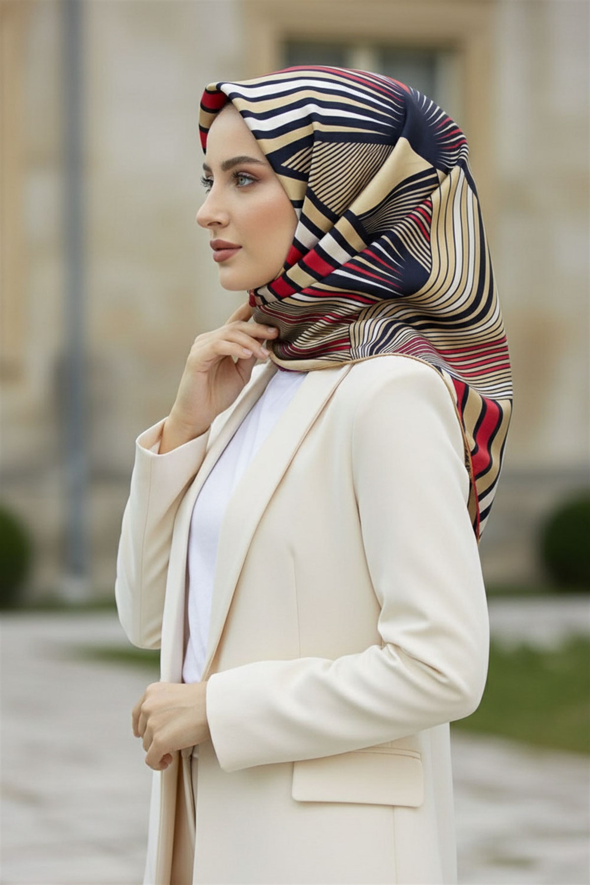 %100 Twill İpek Okyanus Dalgası Desenli Bej - Kırmızı Renkli 90x90 Eşarp Kenar Dikiş Şekli El Dikişli