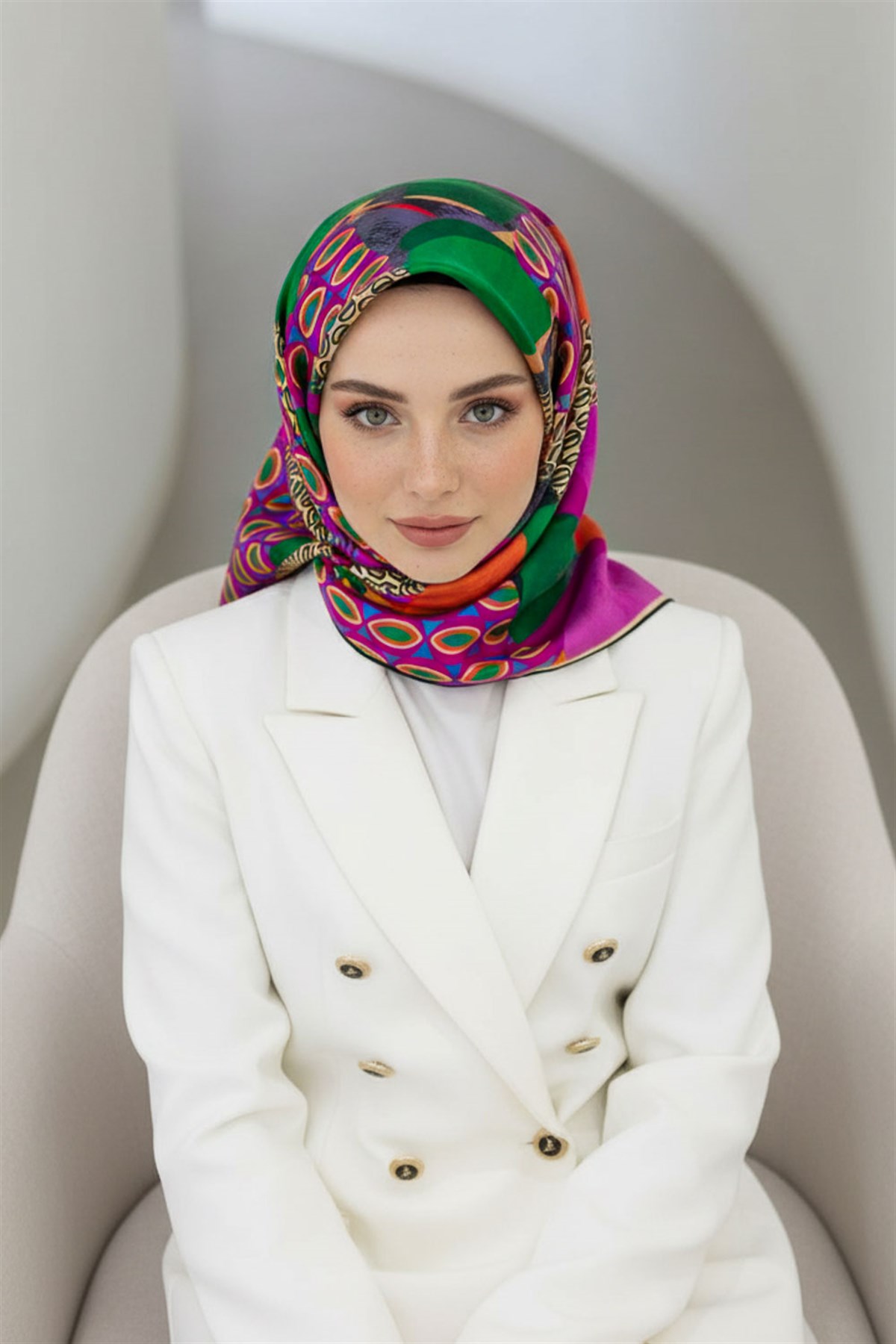 %100 Twill İpek Geometrik Desenli Fuşya - Zümrüt Yeşili Renkli 90x90 Eşarp Eşarp Kenar Dikiş Şekli El Dikişli