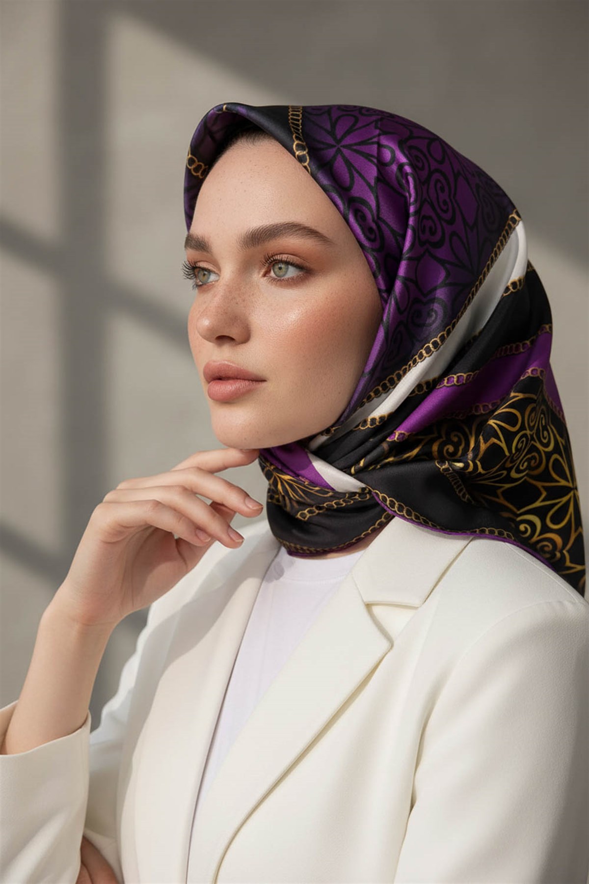 %100 Twill İpek Zincirli Ve Etnik Desenli Mürdüm - Siyah Renkli 90x90 Eşarp Dikim Şekli : El Dikişi