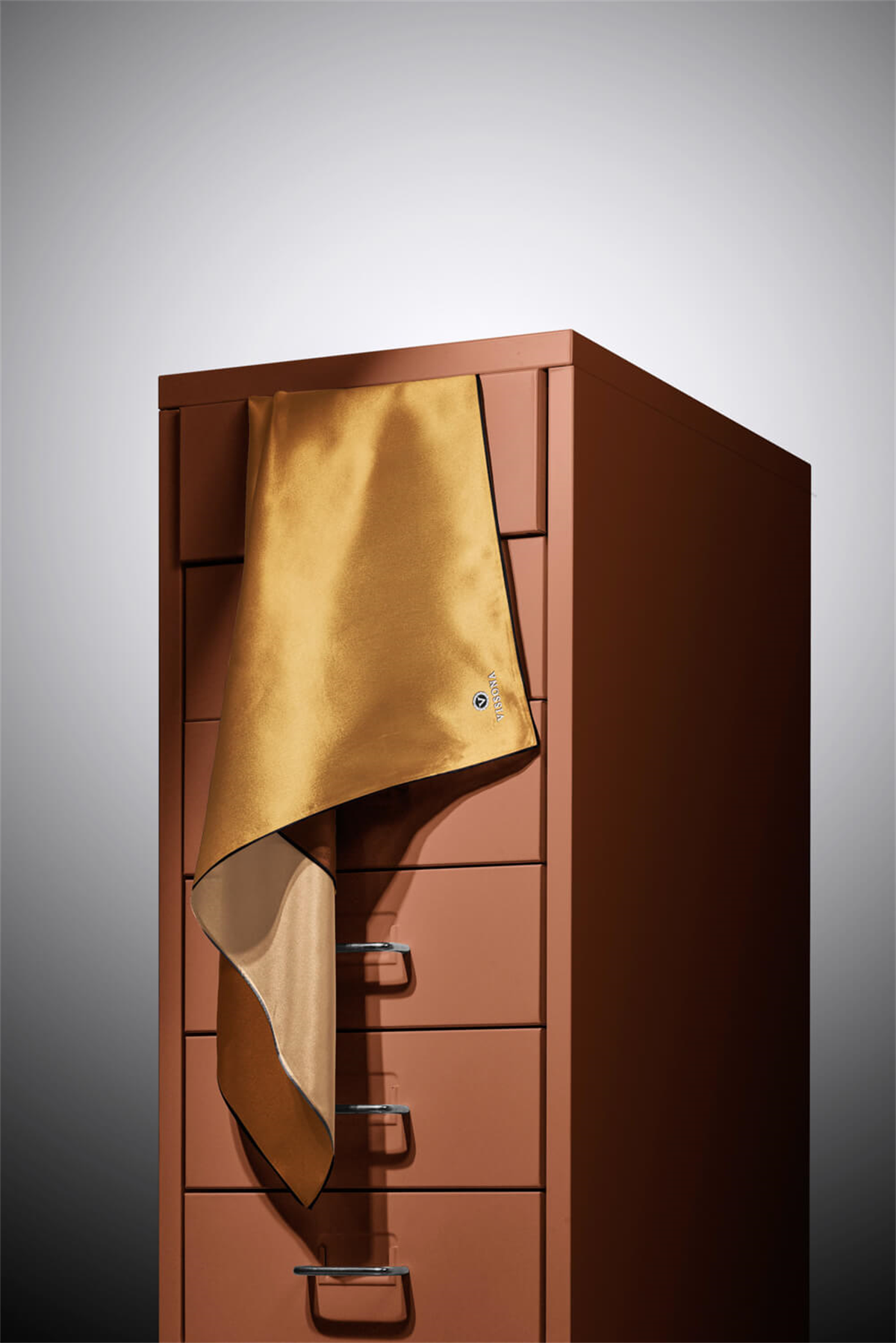 % 57 İPEK % 43 VİSKON Twill İpek Degrade Desenli Gold Renkli 90x90 Eşarp Dikim Şekli : El Dikişi